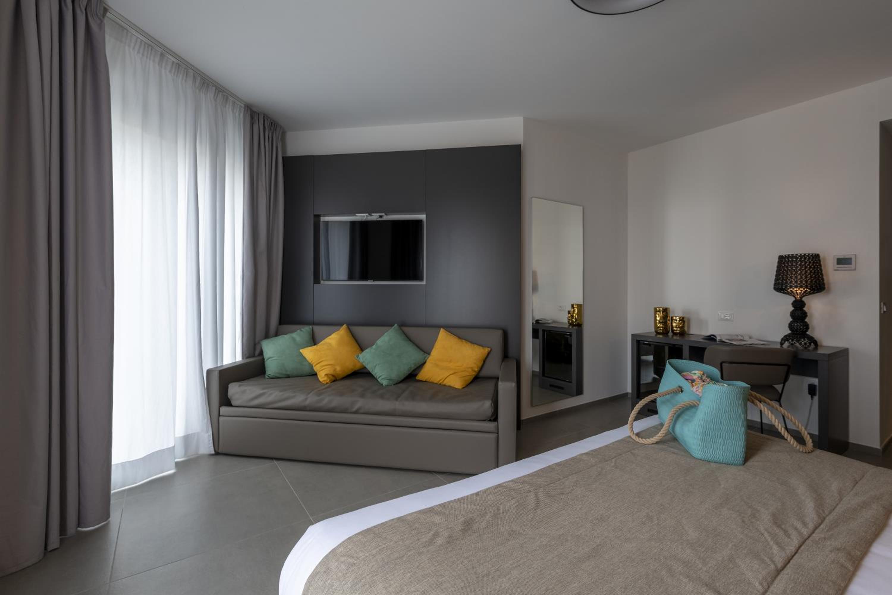 Deluxe Double Room with Terrace and Sea View - Photo 14