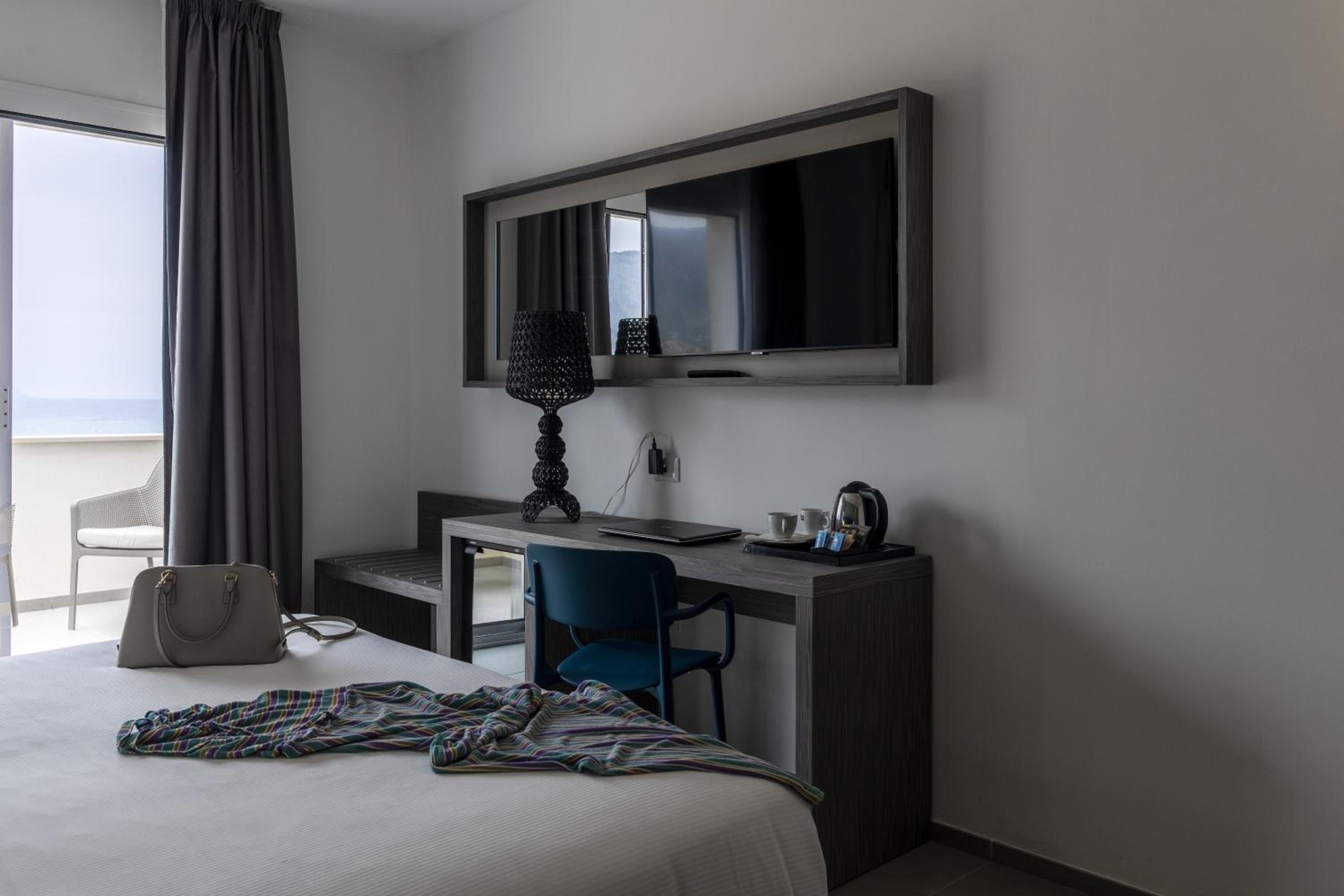 Deluxe Triple Room with Terrace and Sea View - Photo 13