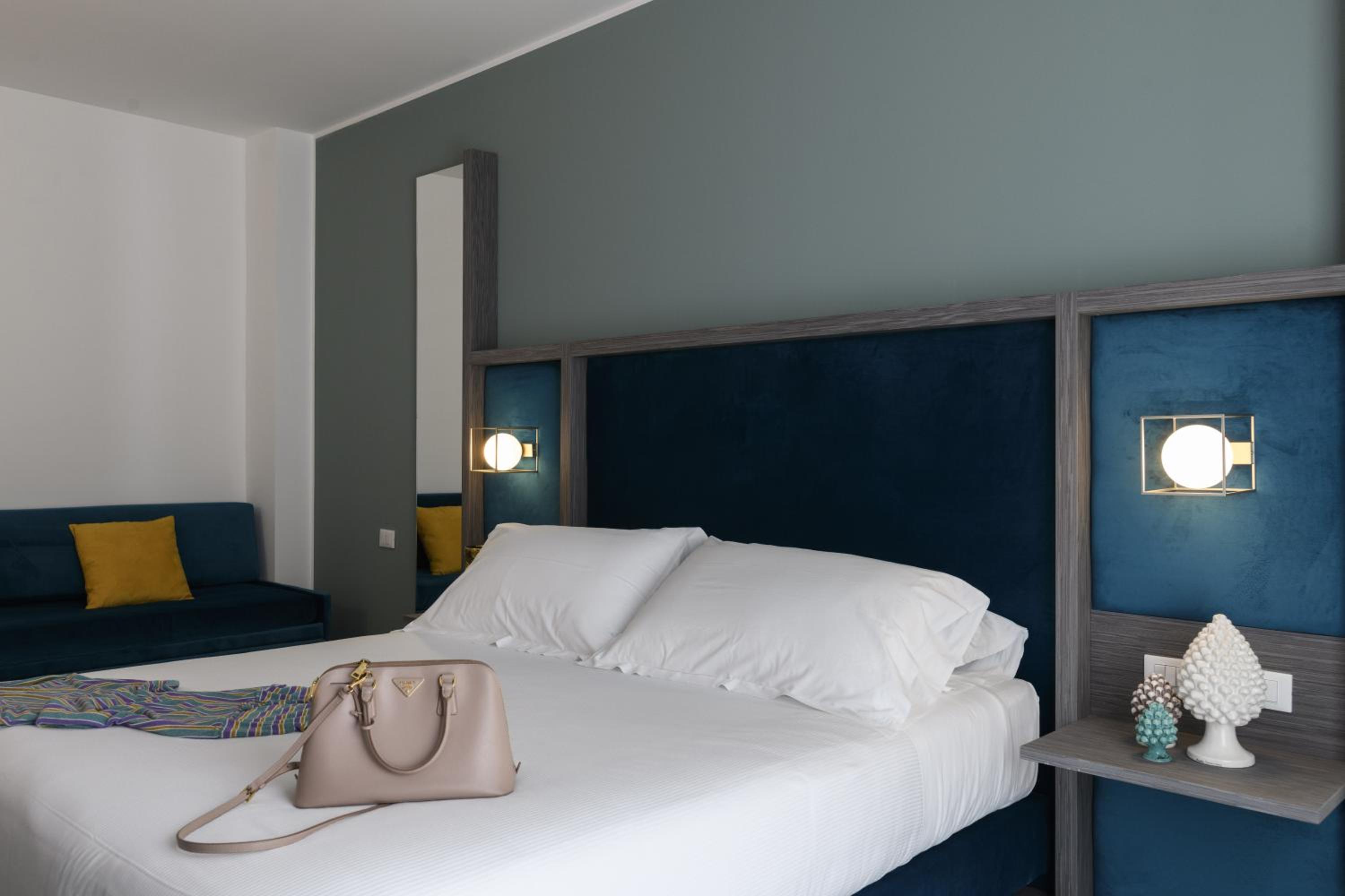 Deluxe Double Room with Terrace and Sea View - Photo 12
