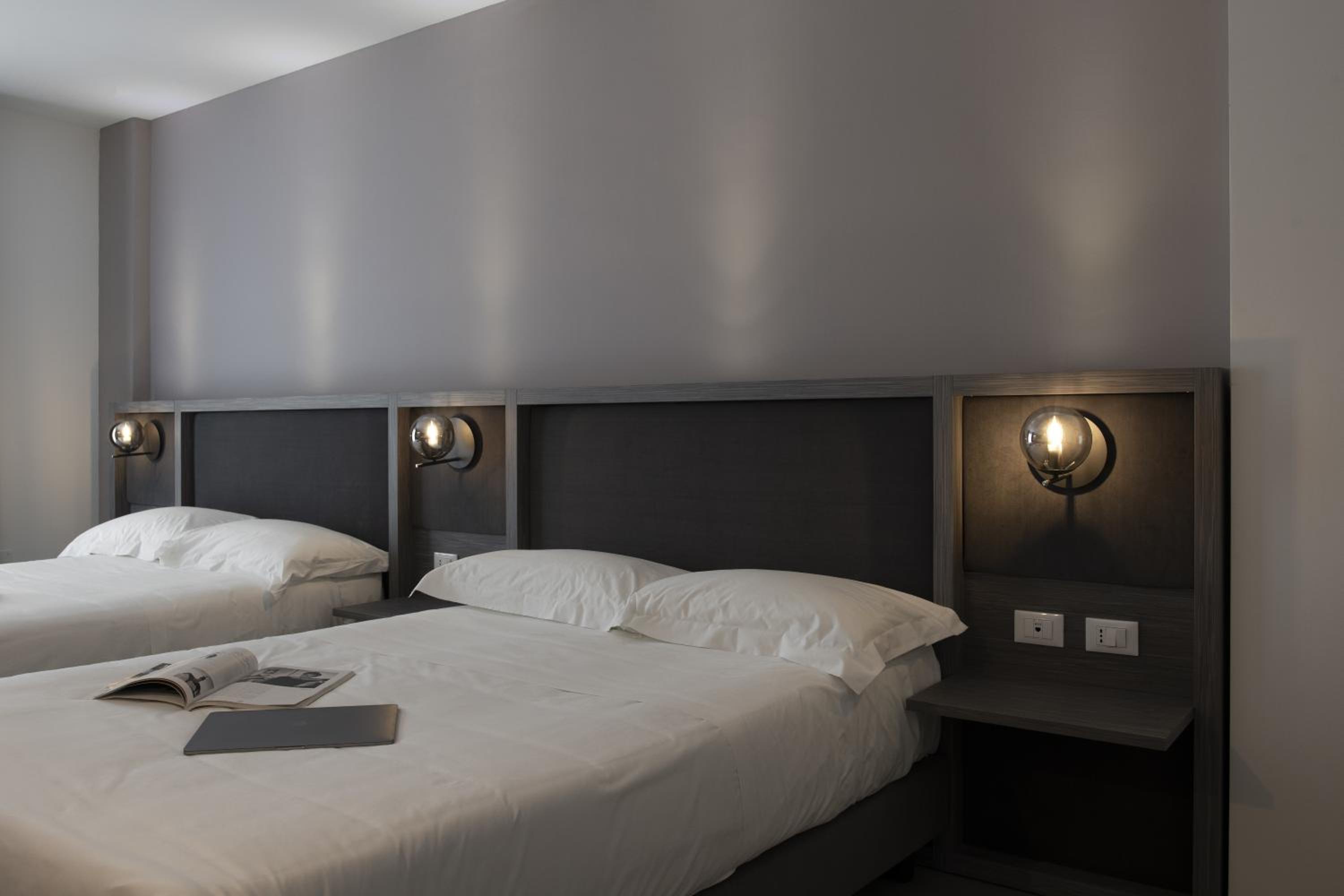 Deluxe Triple Room with Terrace and Sea View - Photo 12