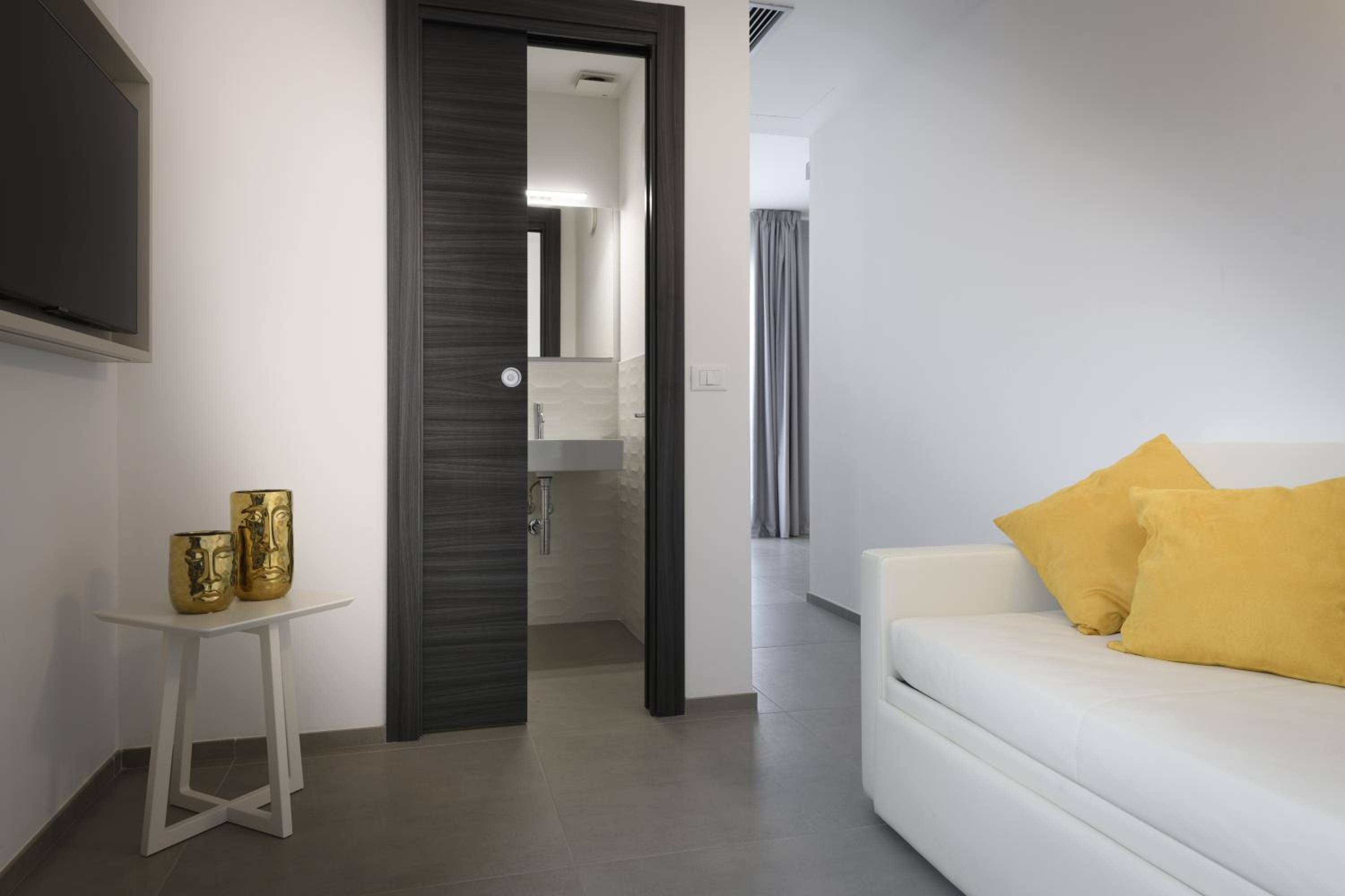 Family Suite with Terrace and Sea View - Photo 8