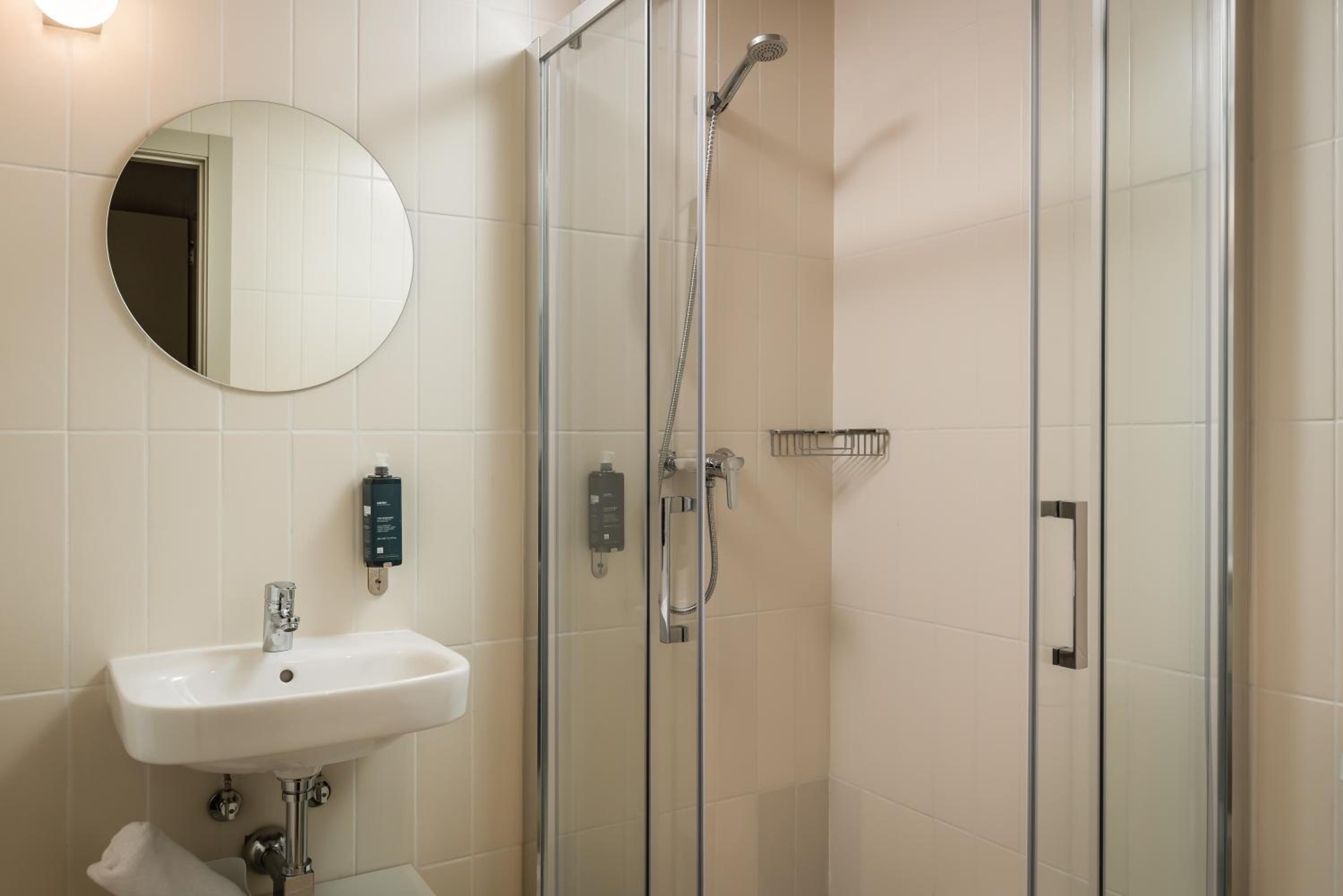 Twin Room - Photo 3