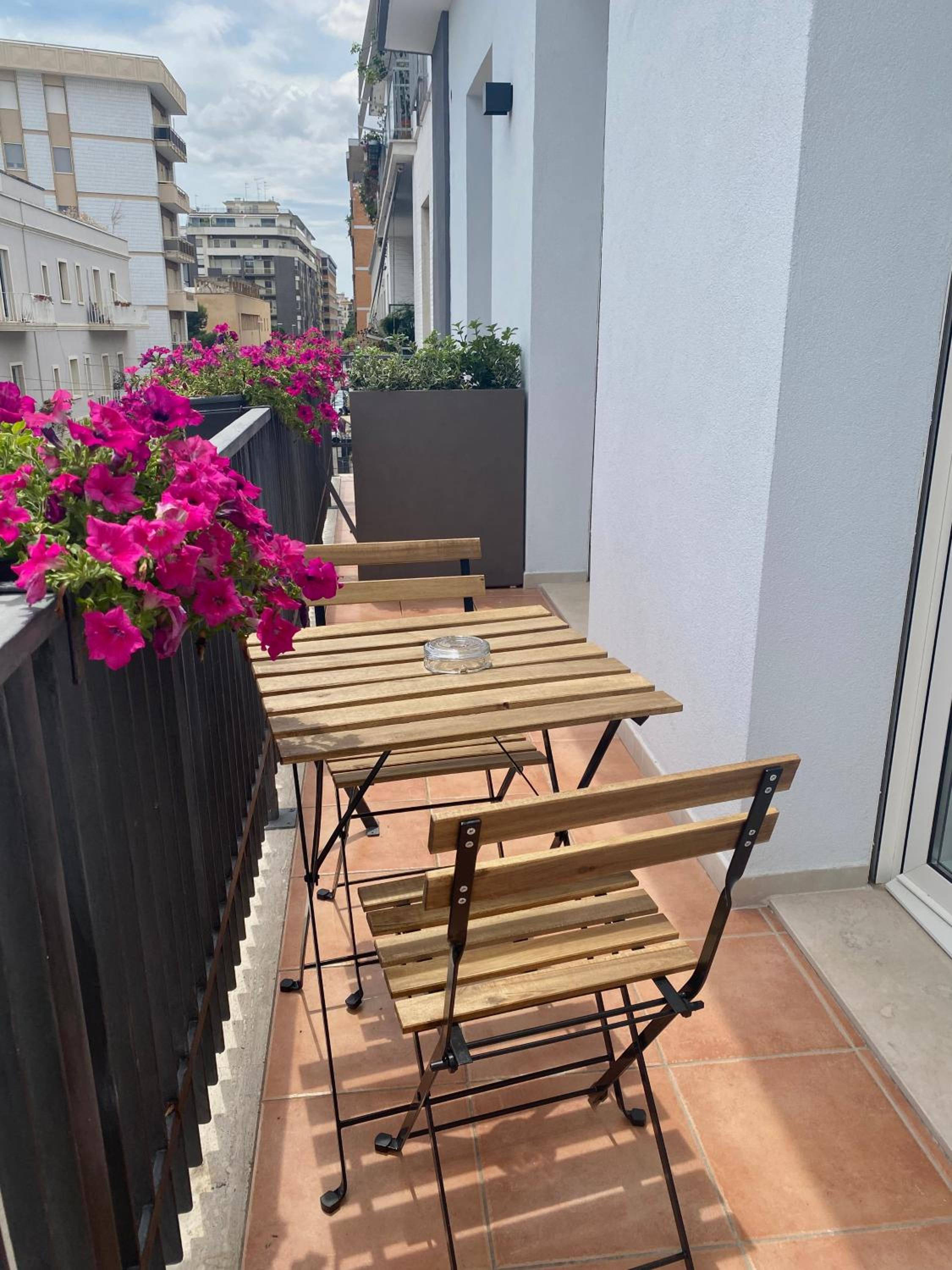Deluxe Double Room with Balcony - Photo 12