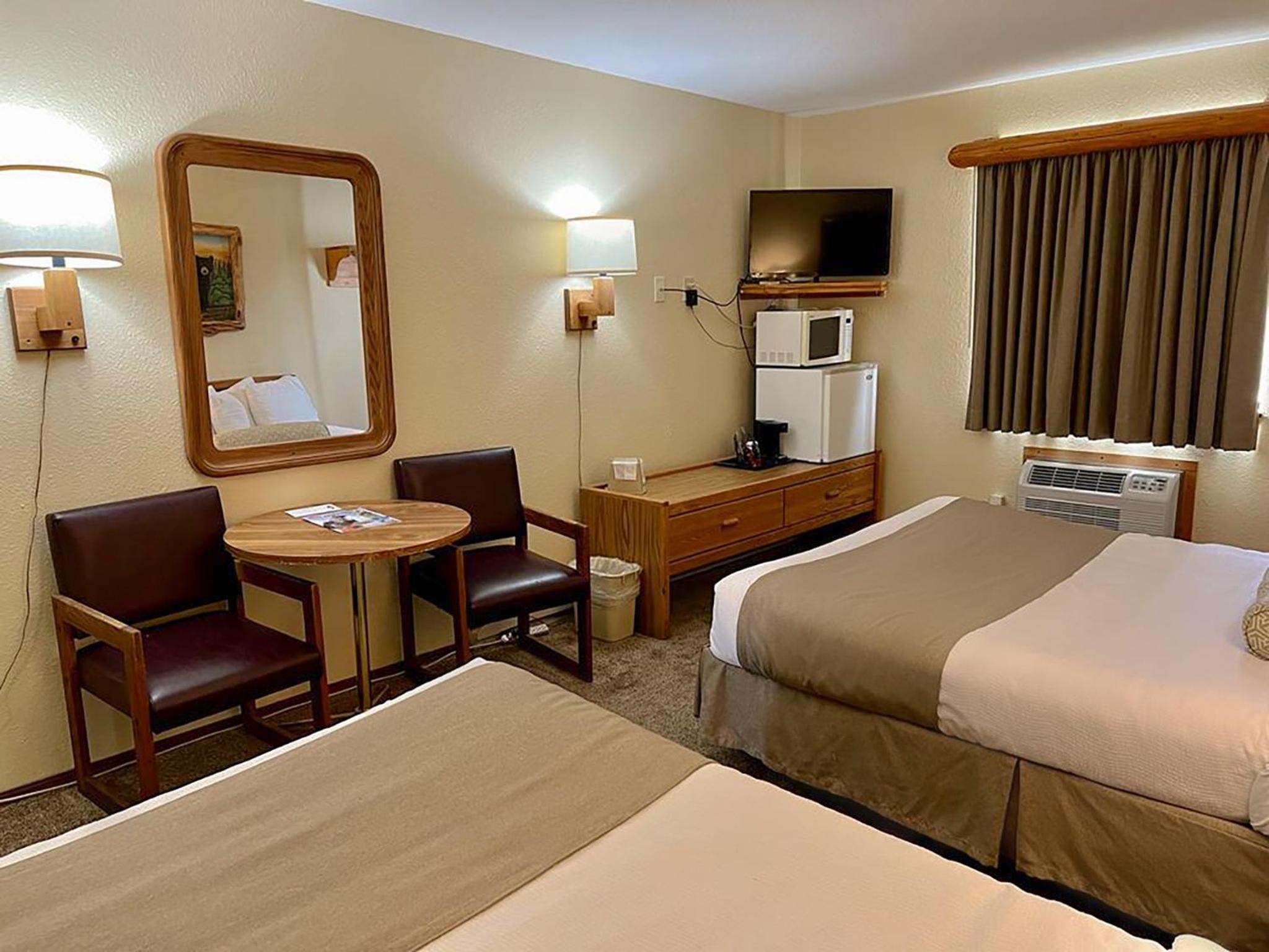 Standard Queen Room with Two Queen Beds photo 3