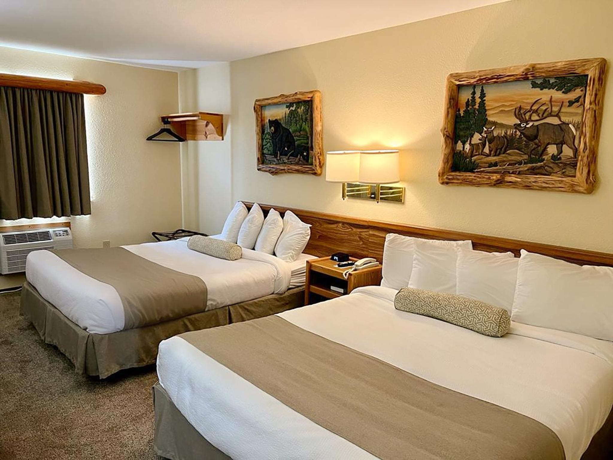 Standard Queen Room with Two Queen Beds photo 2