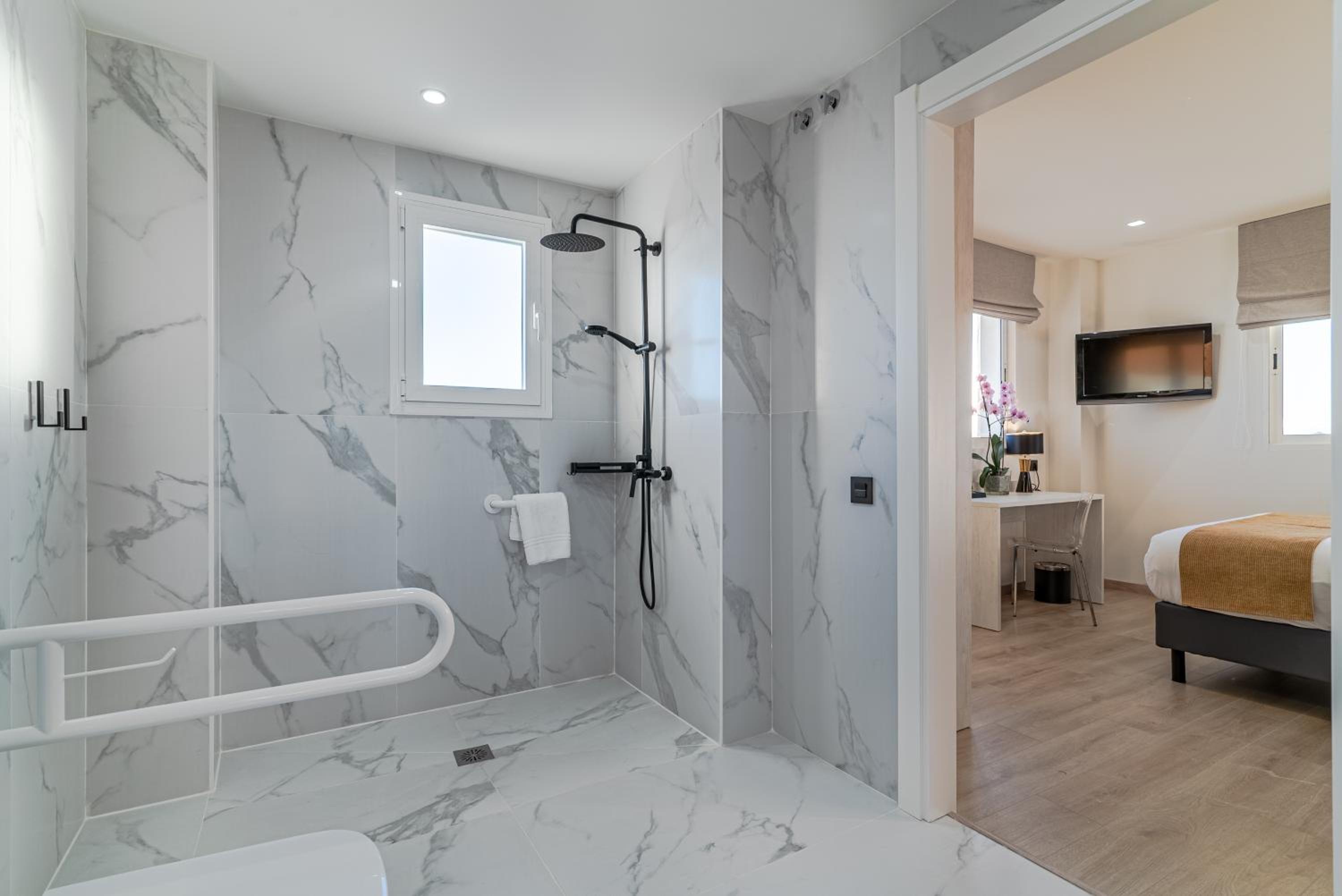 Deluxe Double Room - Mobility Accessible - Photo 5
