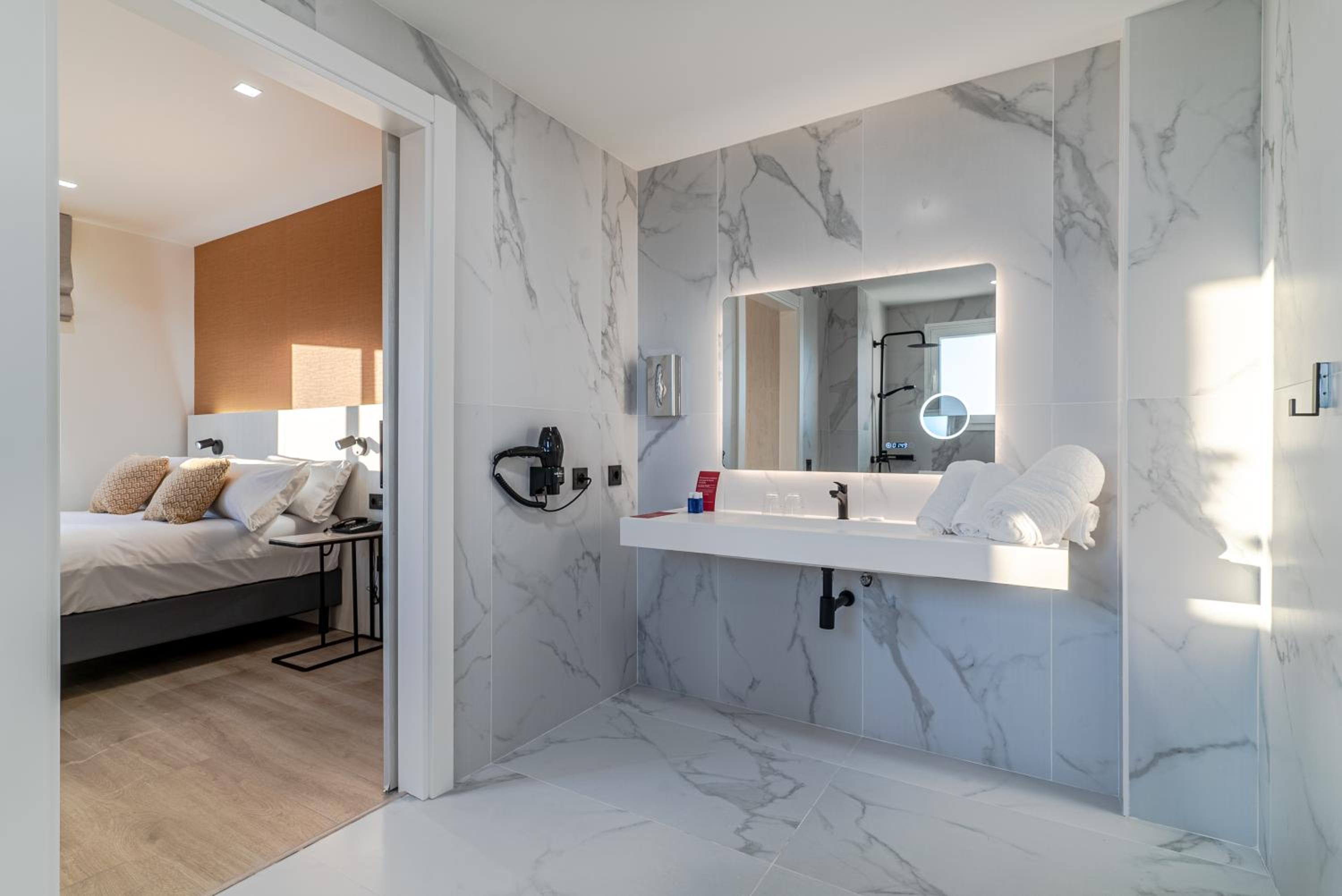 Deluxe Double Room - Mobility Accessible - Photo 4