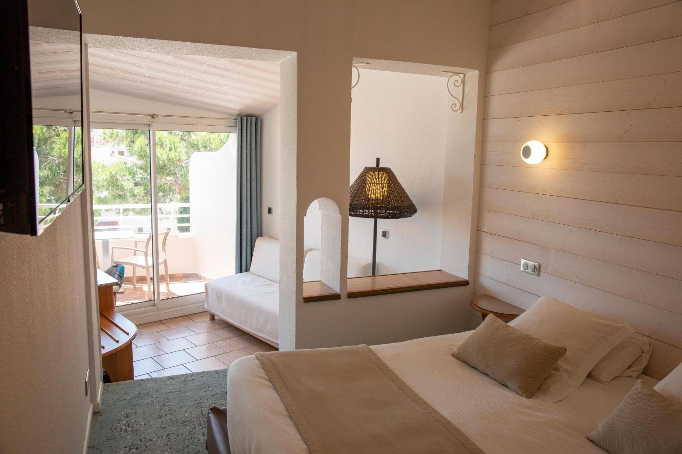 Room with Living Room - Sea View and Terrace - Photo 8