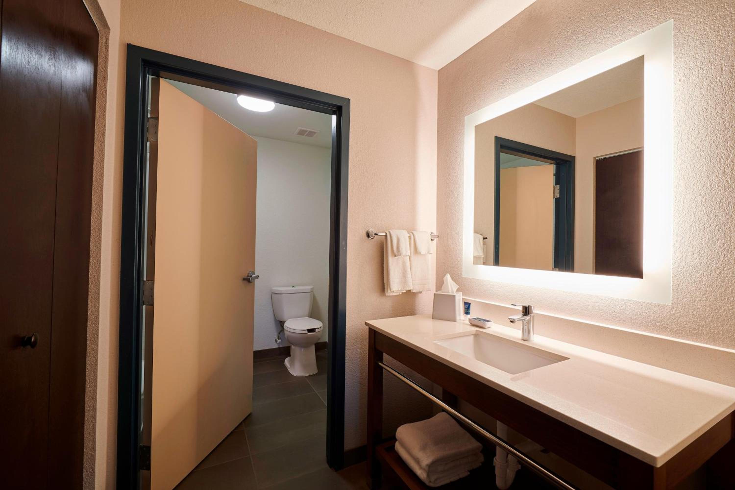 Larger 2 Bedroom Suite, City view photo 2