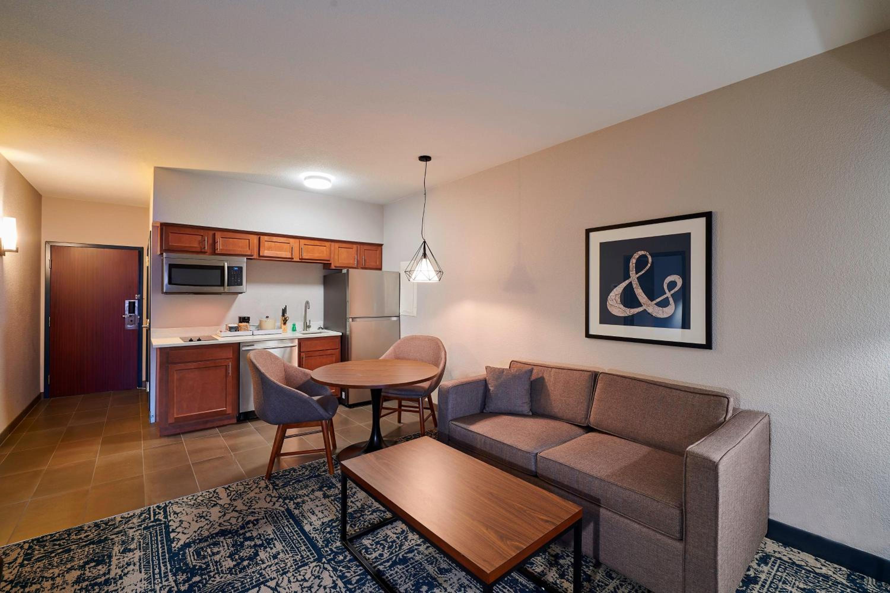 Suite, Bedroom 1: 1 King, Bedroom 2: 2 Twin/Single Bed(s)