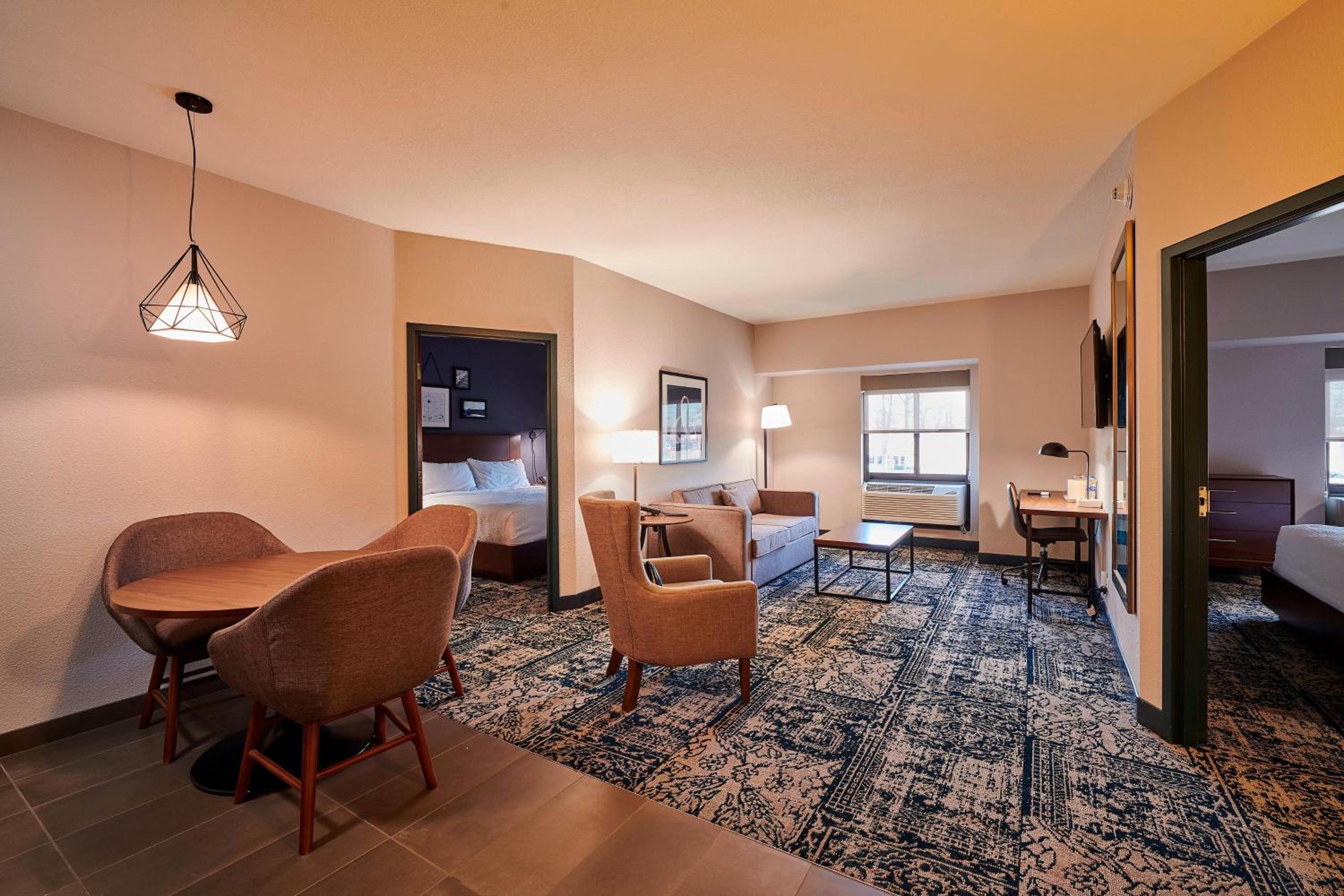 Larger 2 Bedroom Suite, City view photo 3