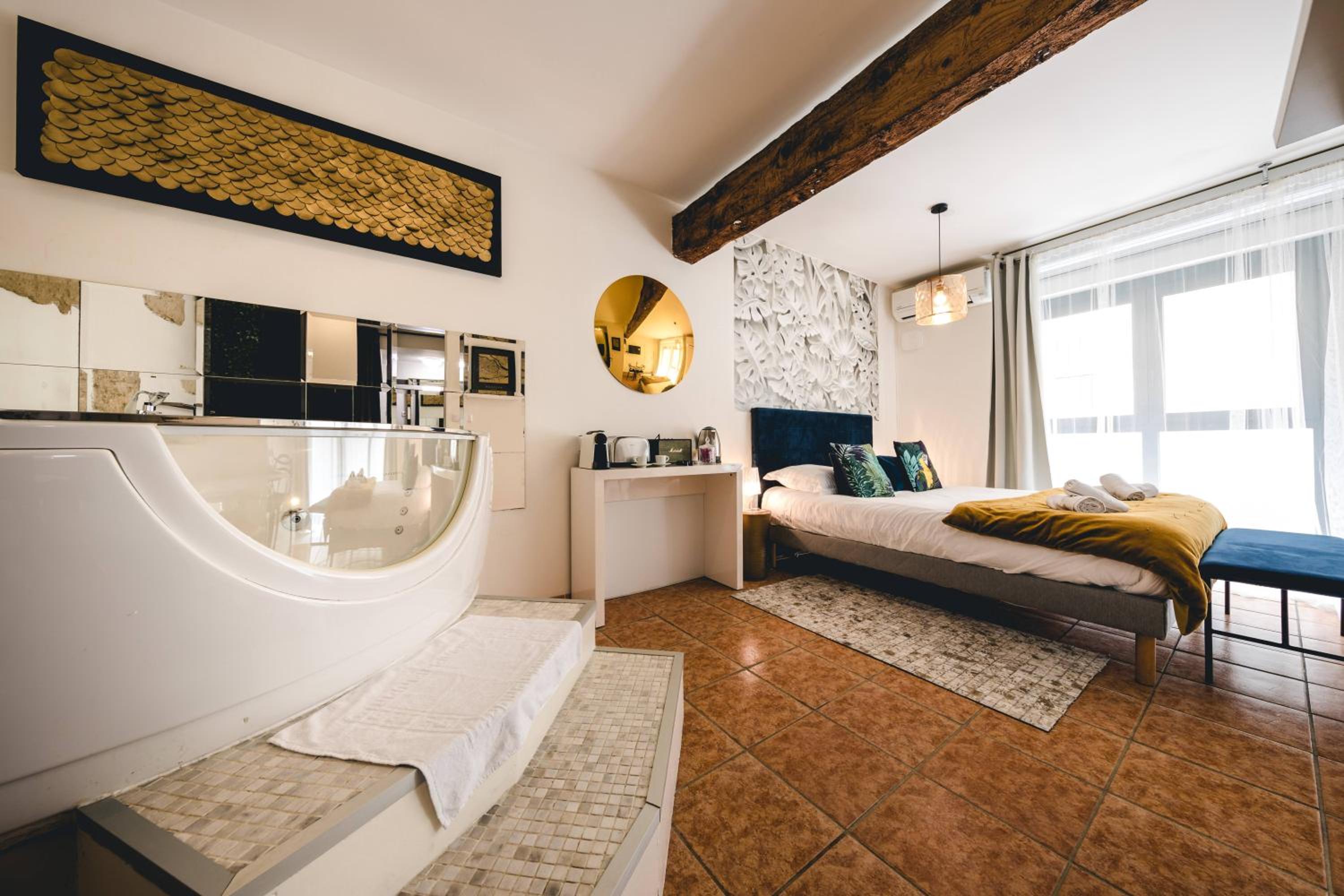 Suite with Spa Bath photo 2