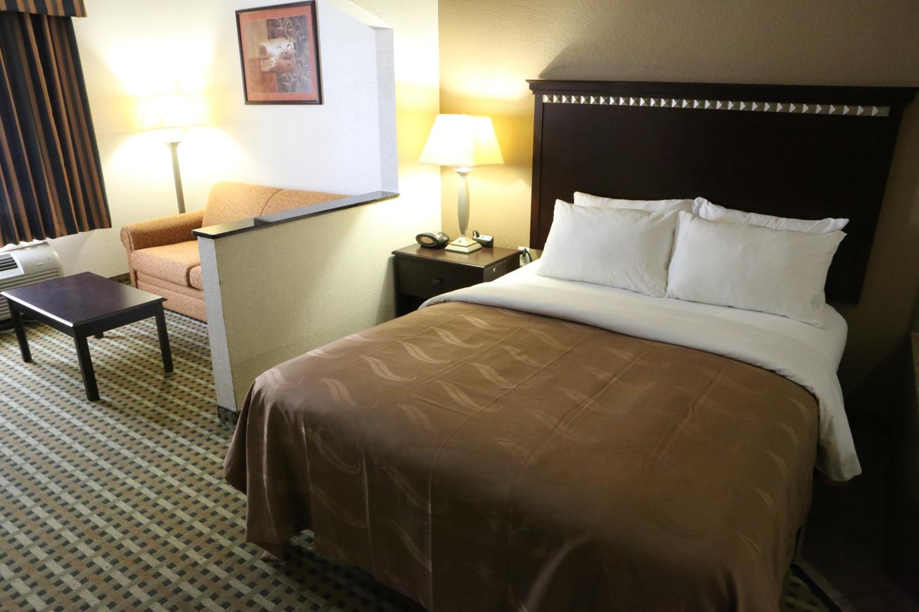 King Suite - Non-Smoking - Photo 4
