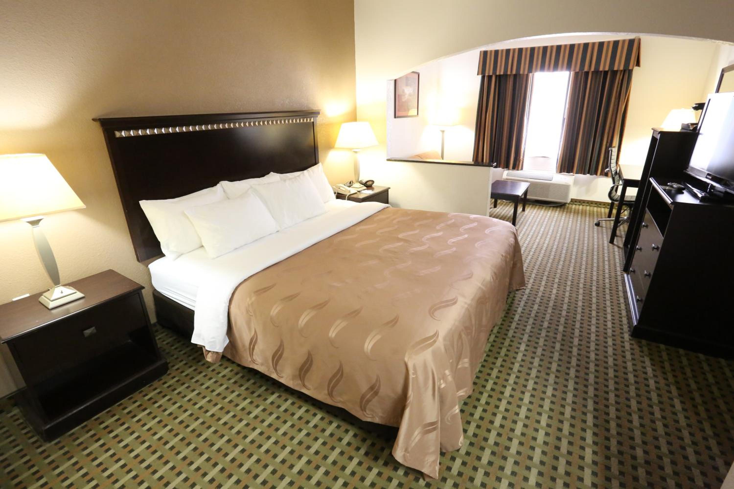 King Suite - Non-Smoking - Photo 3