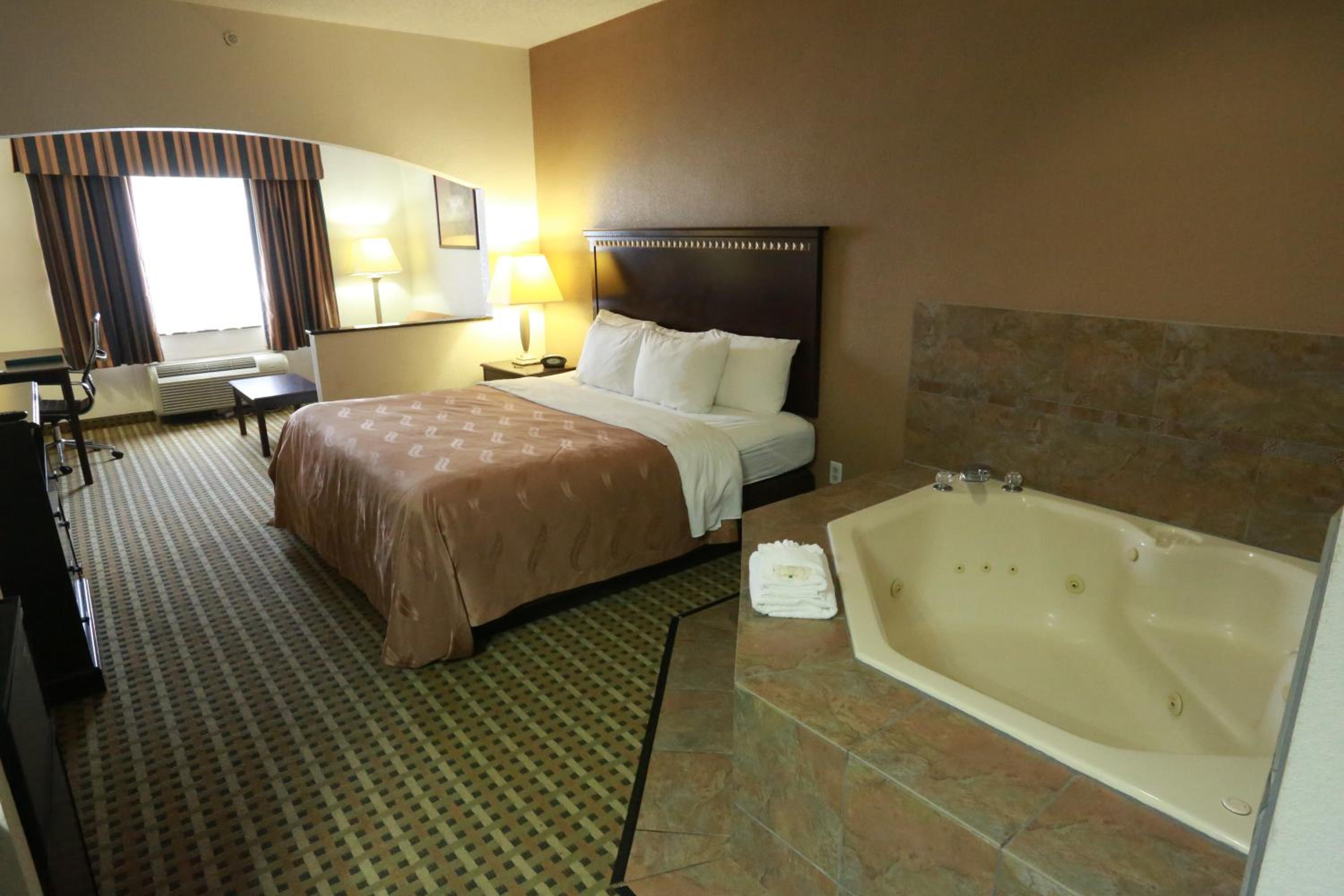 King Suite - Whirlpool - Non-Smoking  - Photo 2