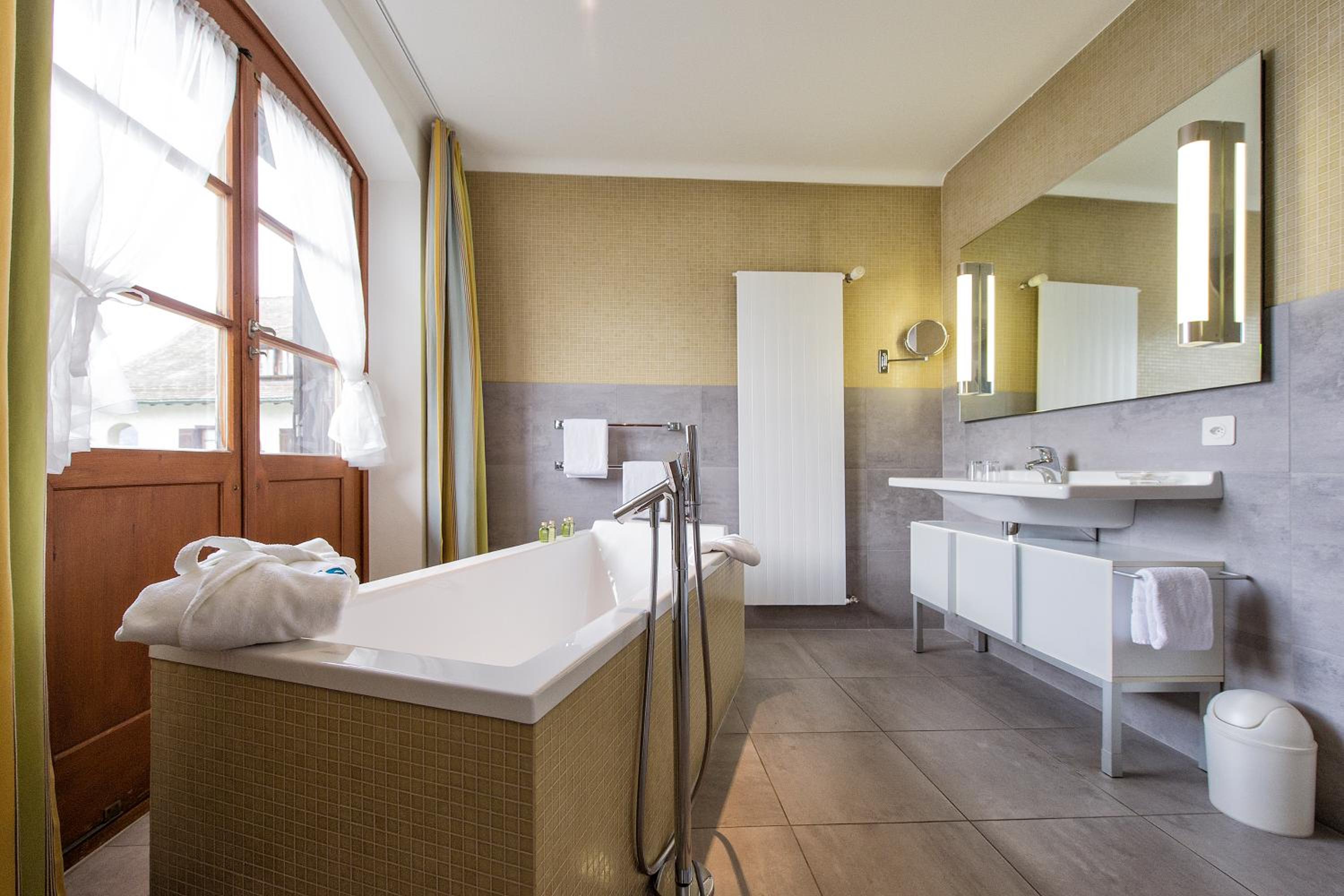 Deluxe Double Room with Bath - Photo 2