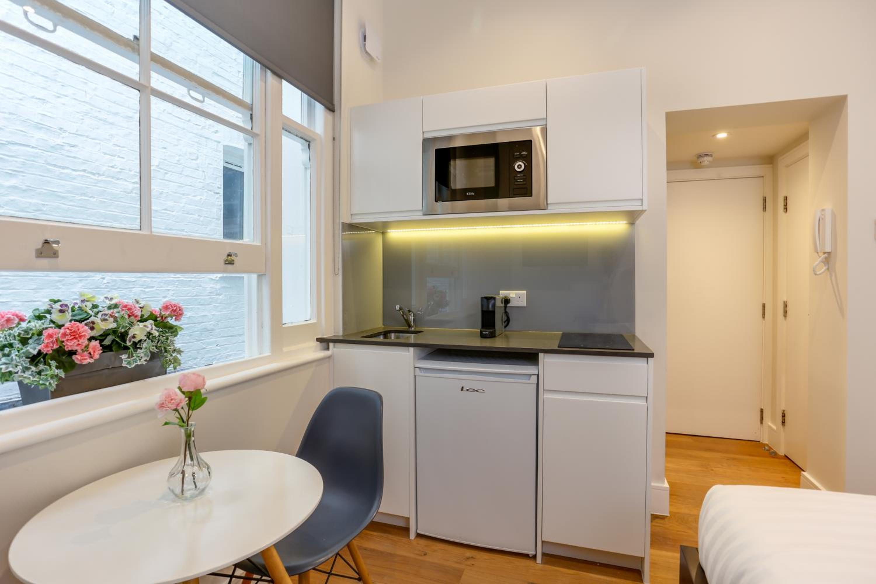 Rear Small Studio Apartment photo 2