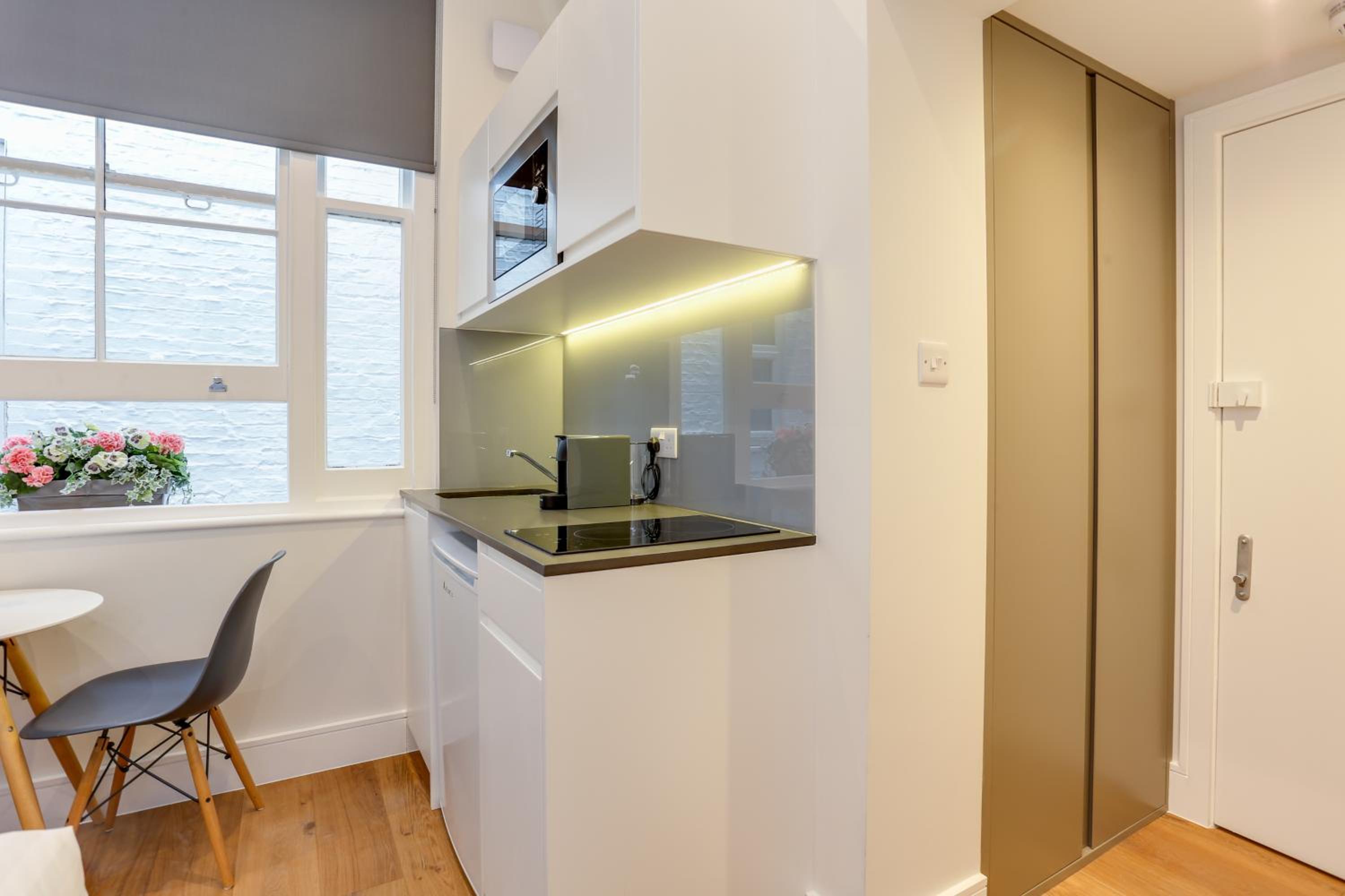 Rear Small Studio Apartment photo 3