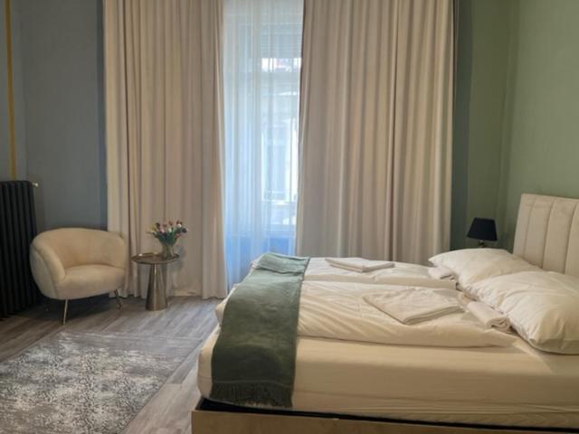 Deluxe King Room - Photo 2