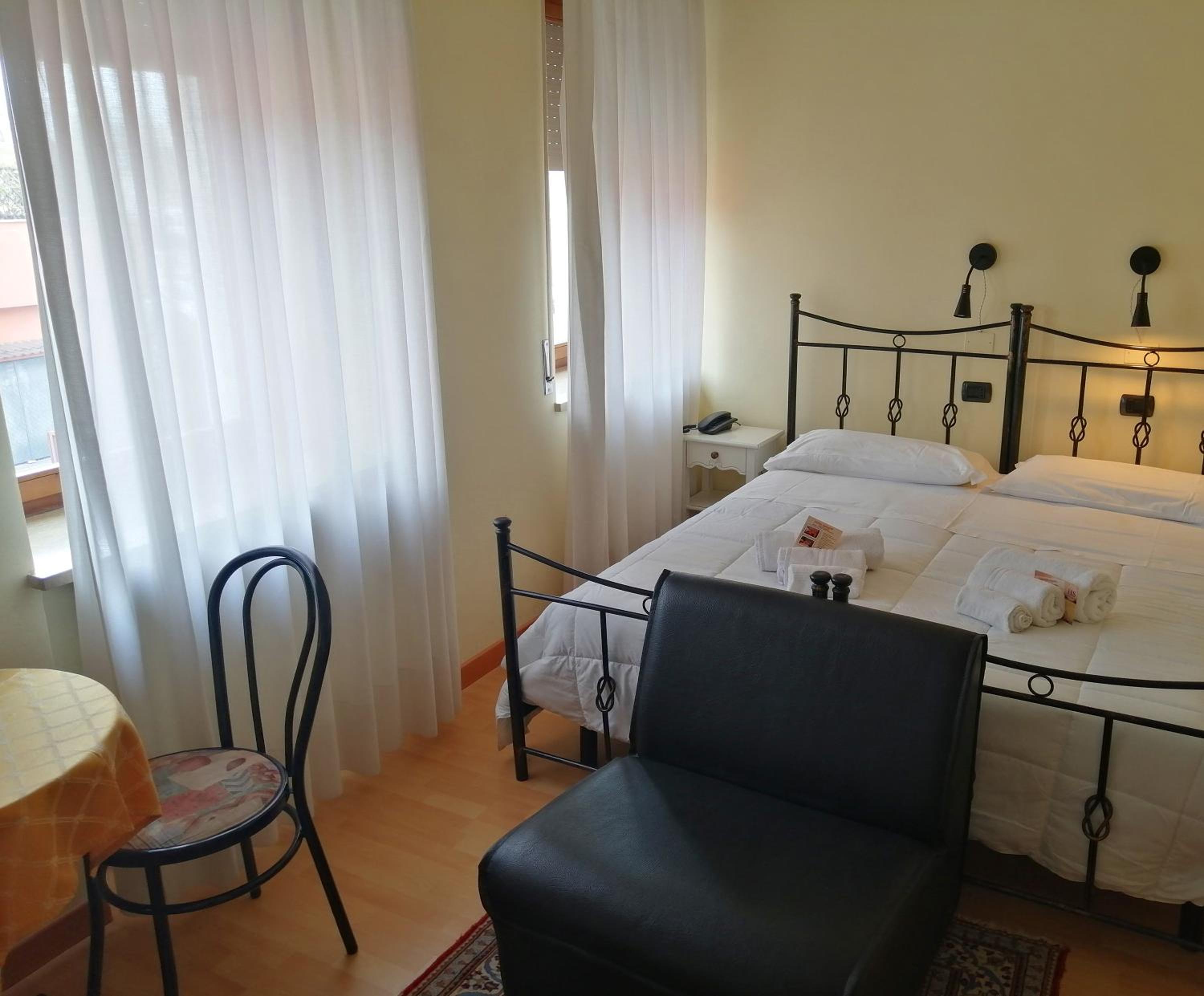 Double Room - Photo 7