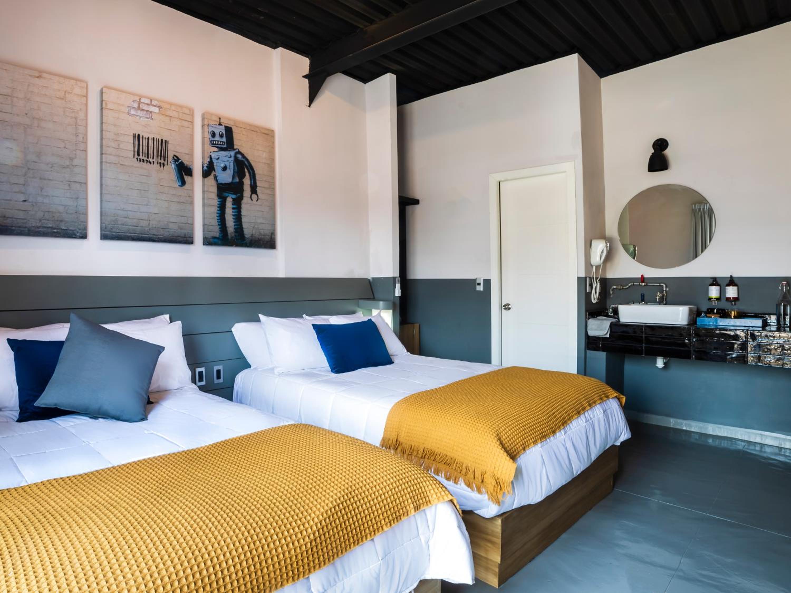 Quadruple Room with Balcony - Photo 4