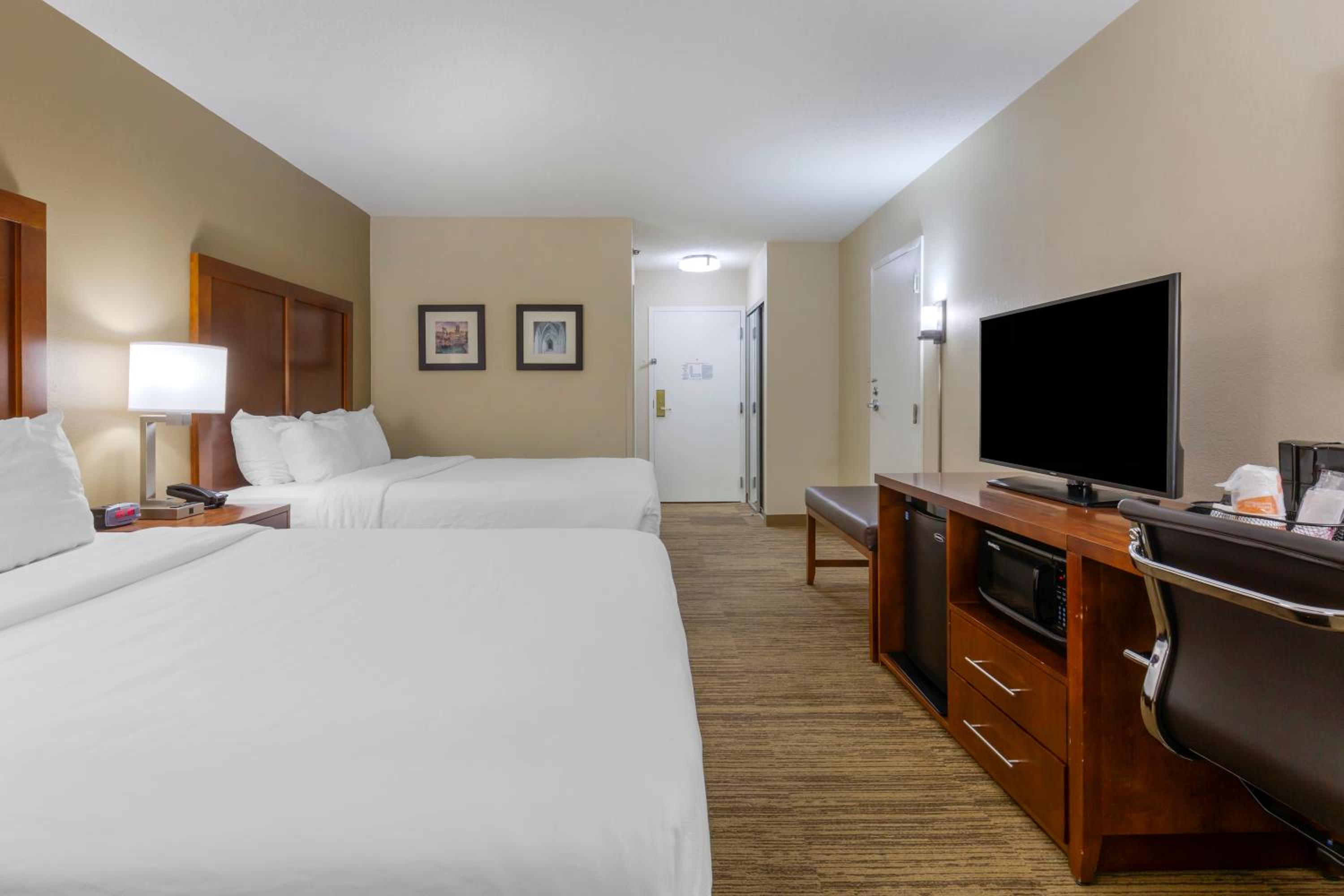 Queen Room with Two Queen Beds and Roll-In Shower - Accessible/Non Smoking - Photo 6