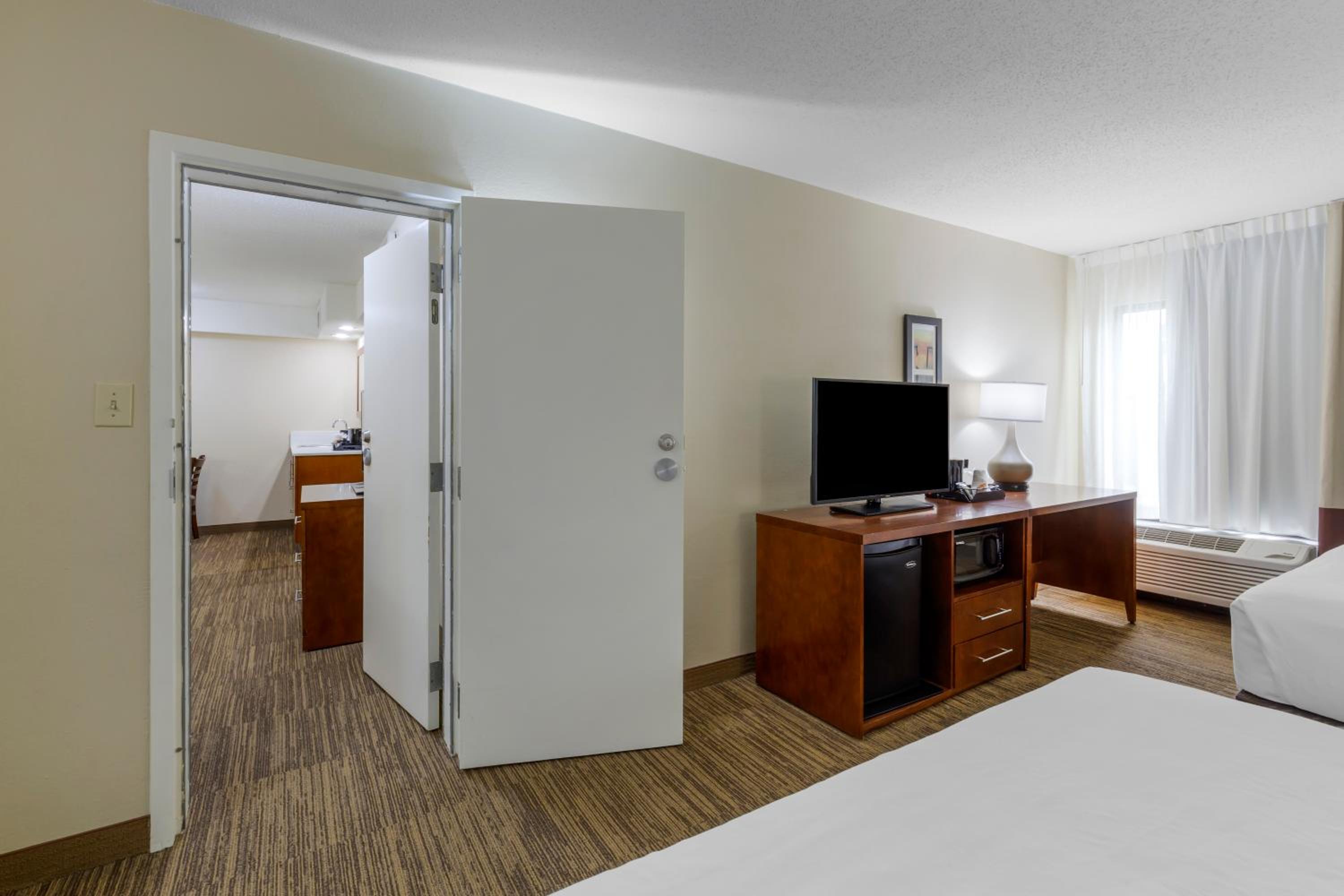 Superior Family Suite - Non-Smoking - Photo 6