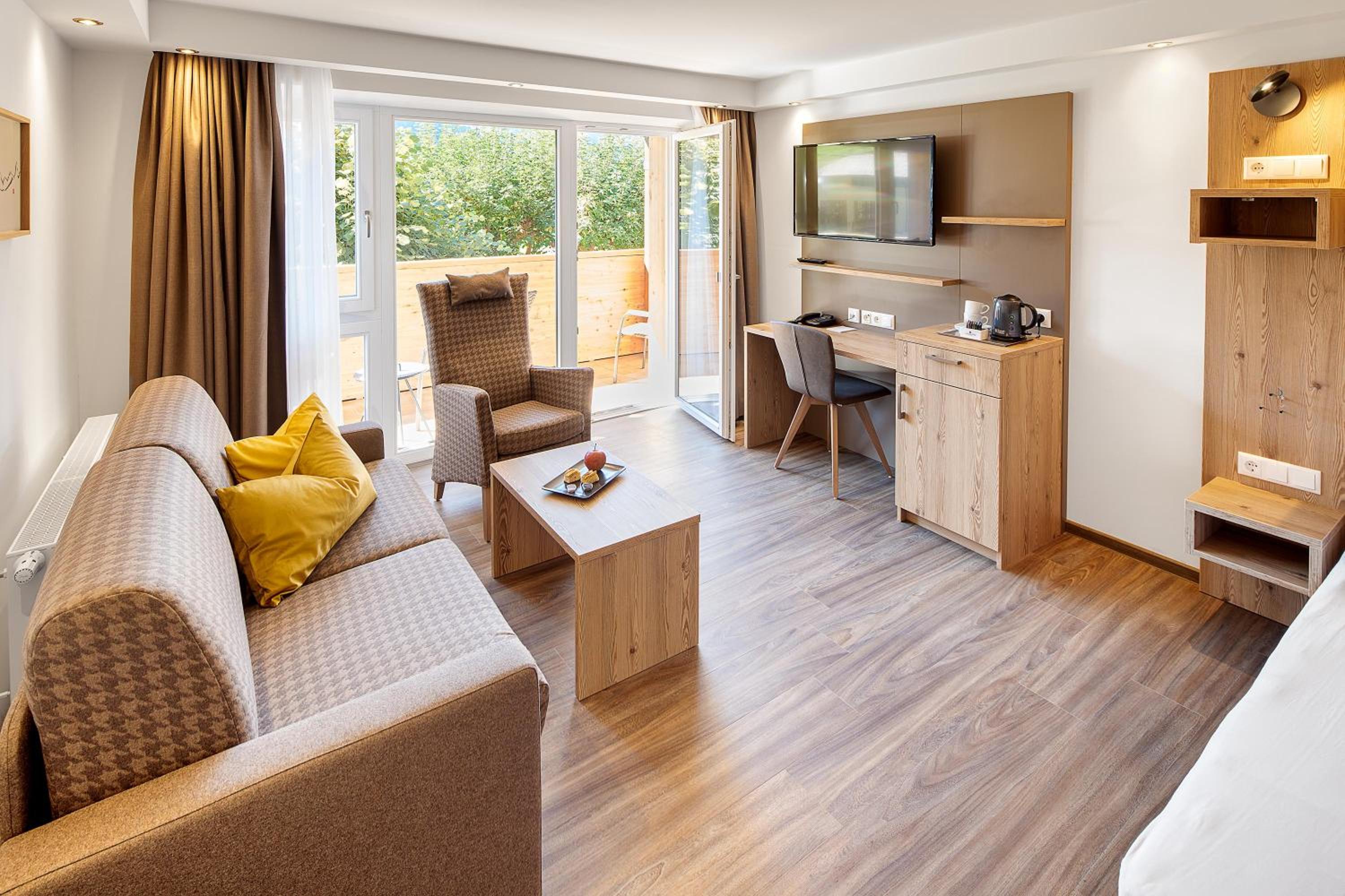Family Room with Mountain View - Photo 4