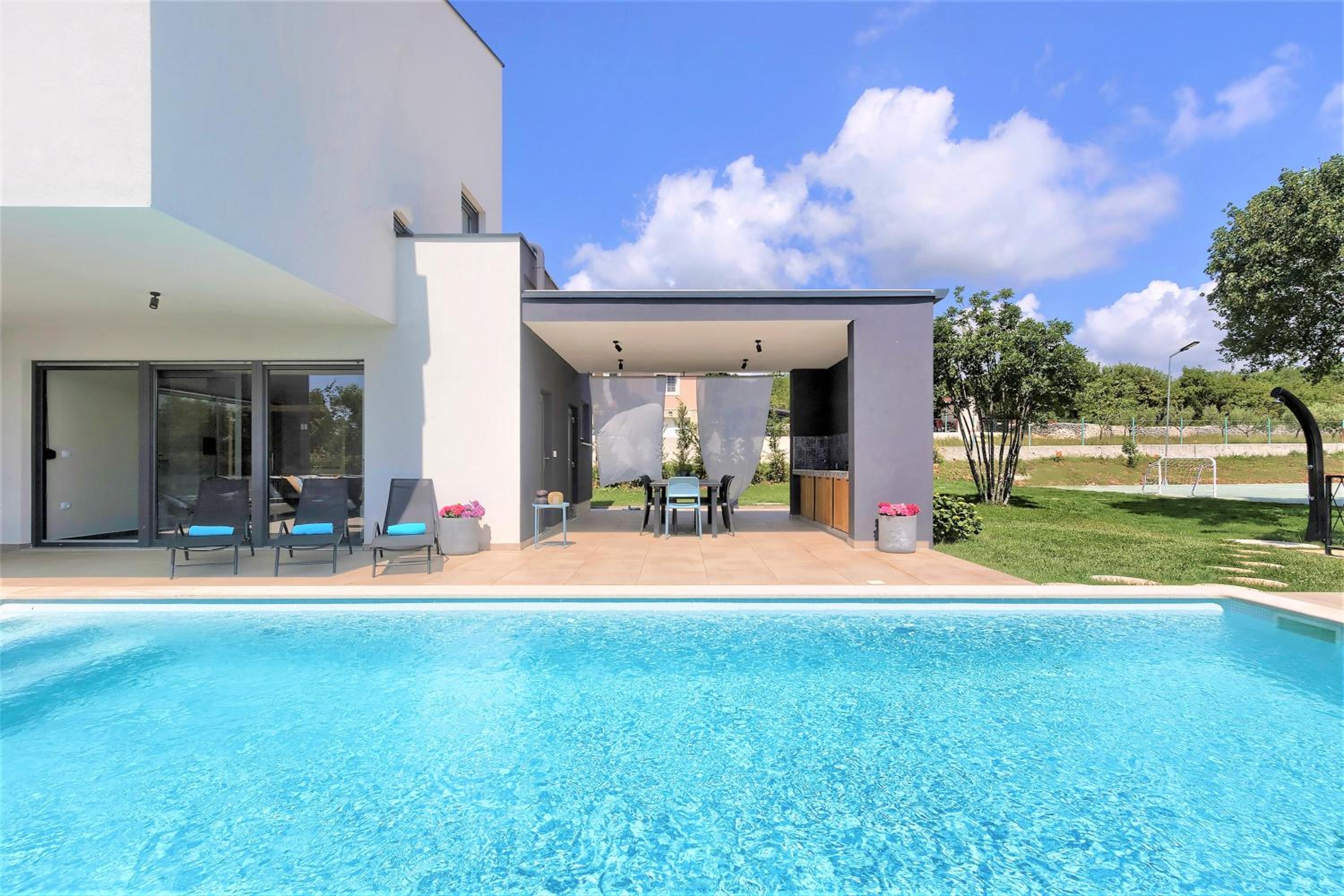 Three-Bedroom Villa photo 2