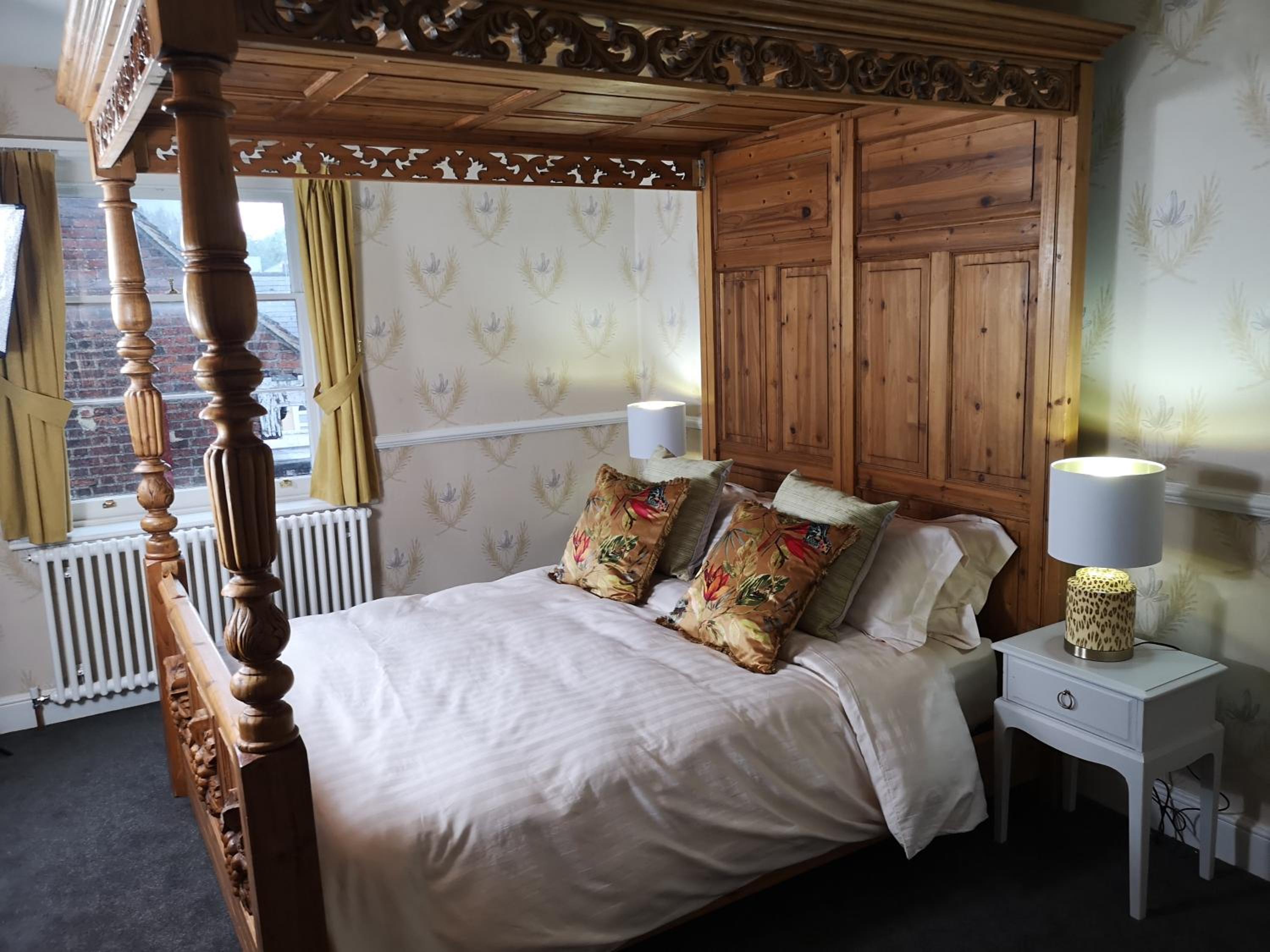 Deluxe King Room - Photo 12