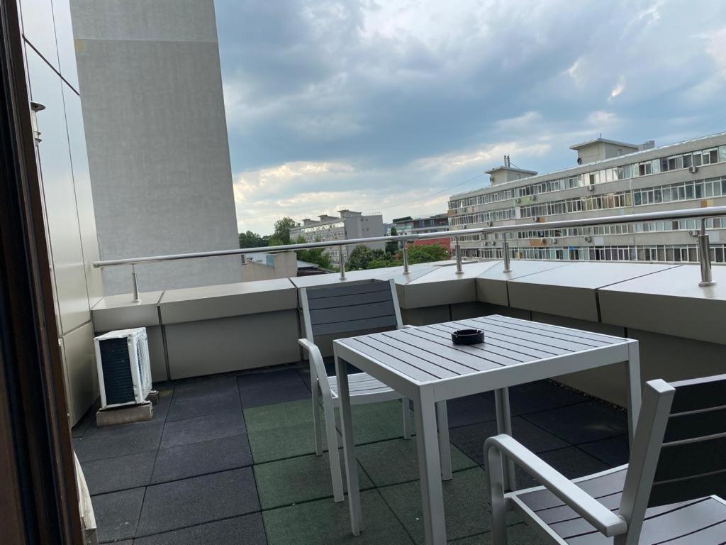 King Room with Balcony - Photo 3