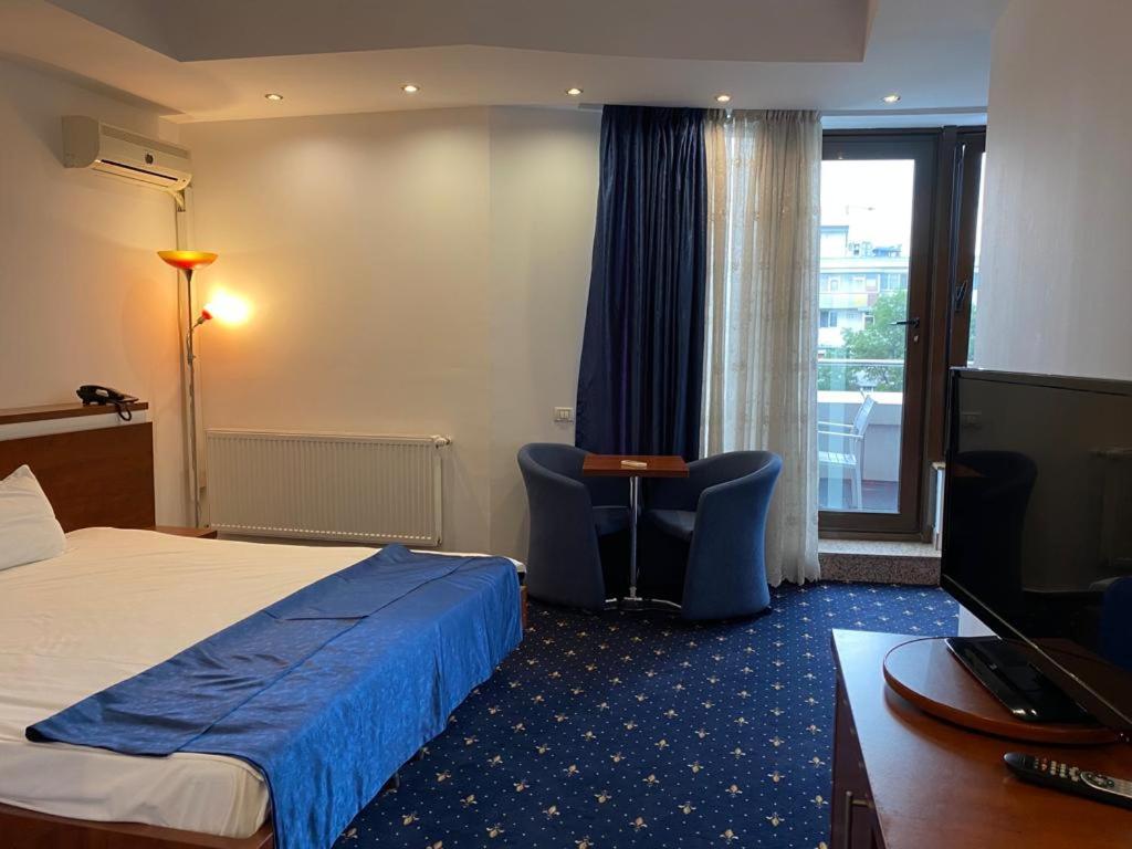 King Room with Balcony - Photo 6