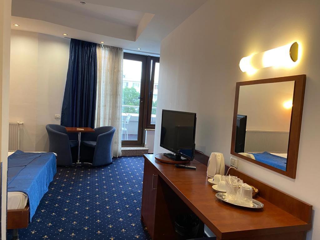 King Room with Balcony - Photo 5