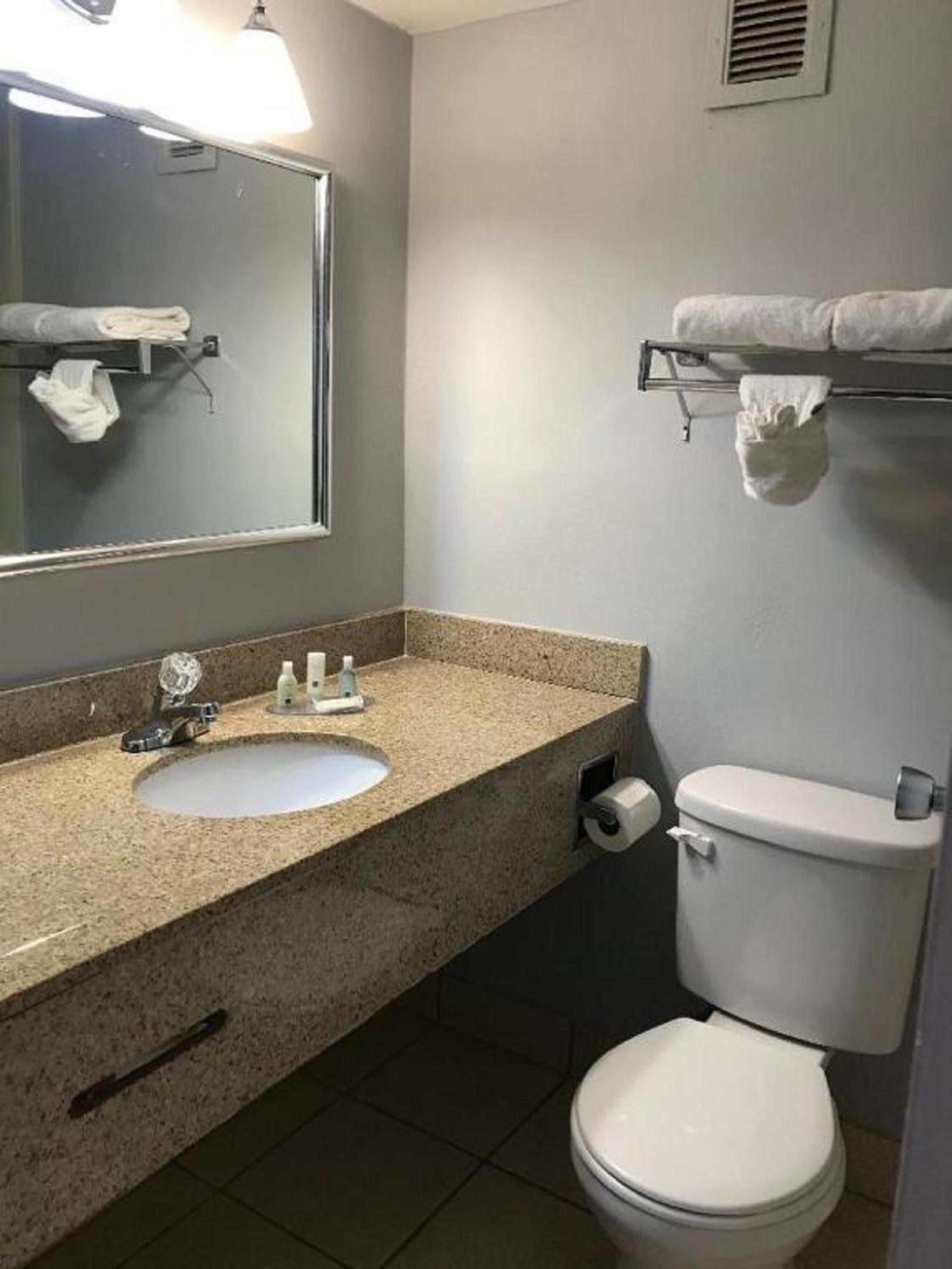 Quality Inn & Suites Gulf Breeze Bayside near Pensacola Beach, Zdjęcie 2