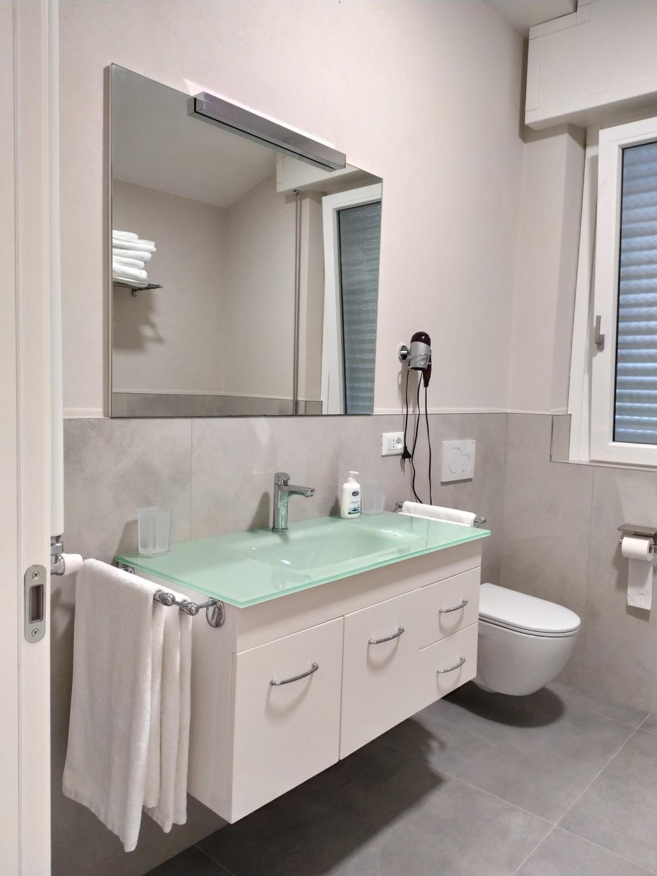 Quadruple Room with Private Bathroom - Photo 7