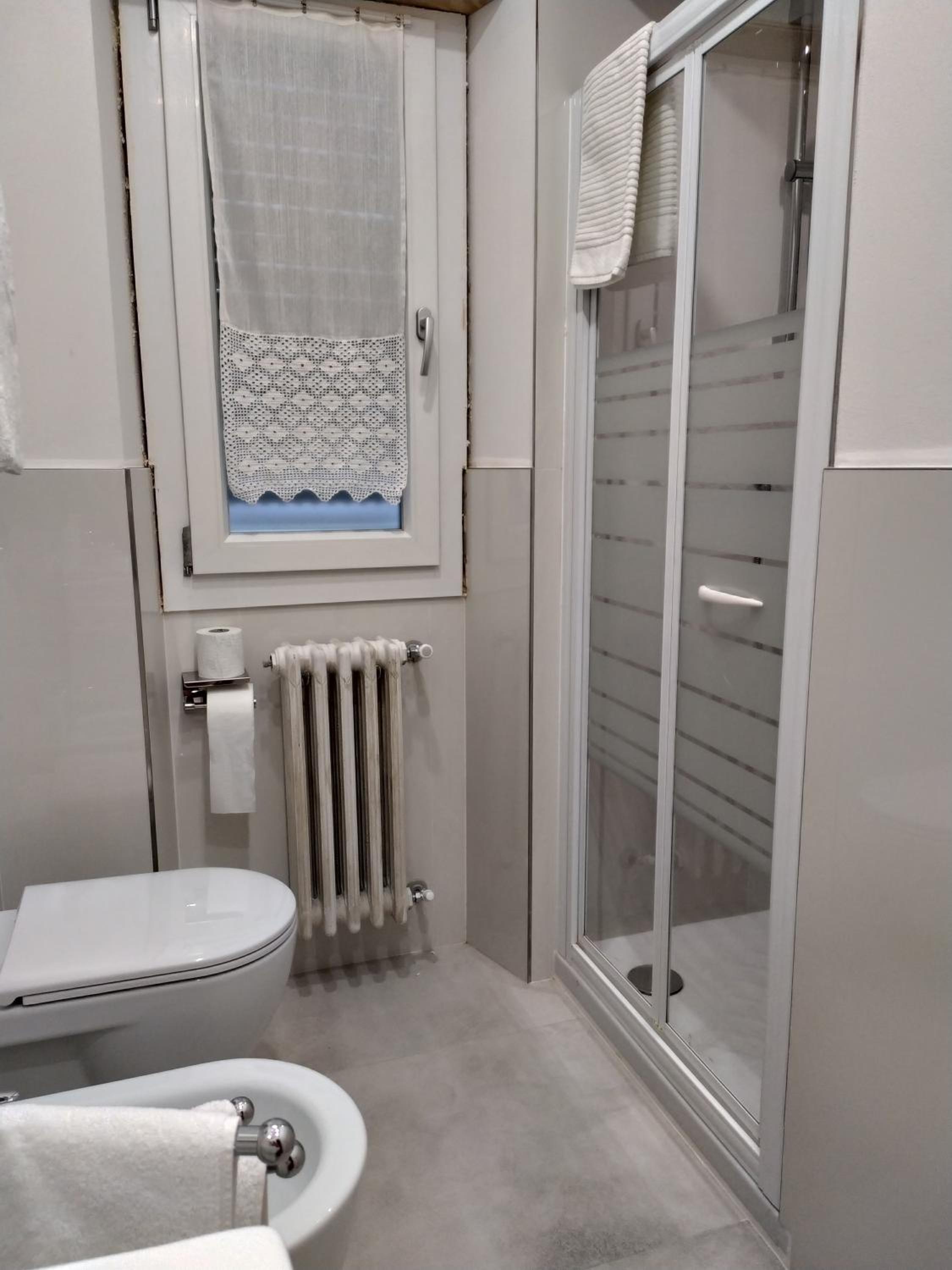 Double Room with Balcony - Photo 4