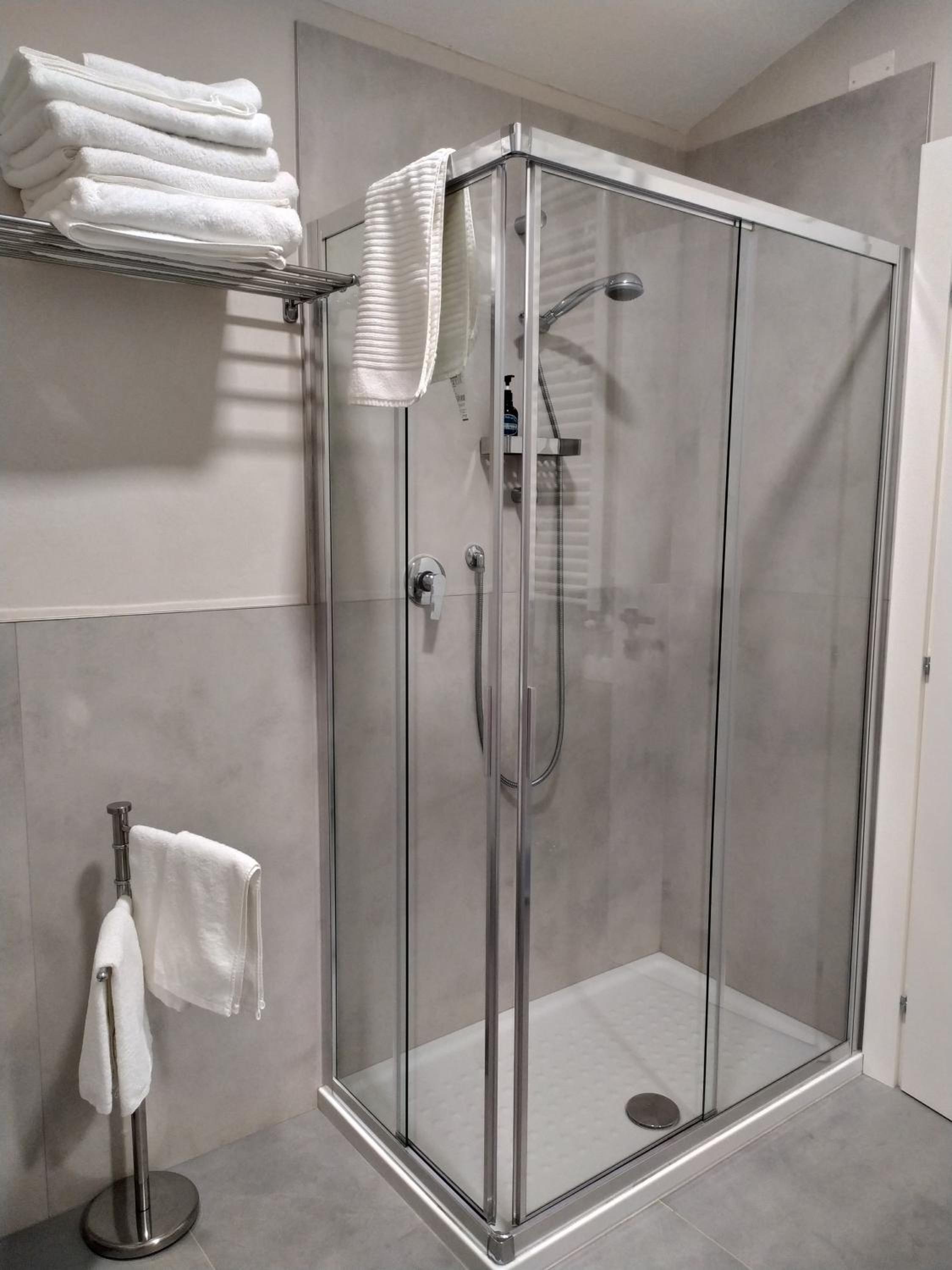 Quadruple Room with Private Bathroom - Photo 8