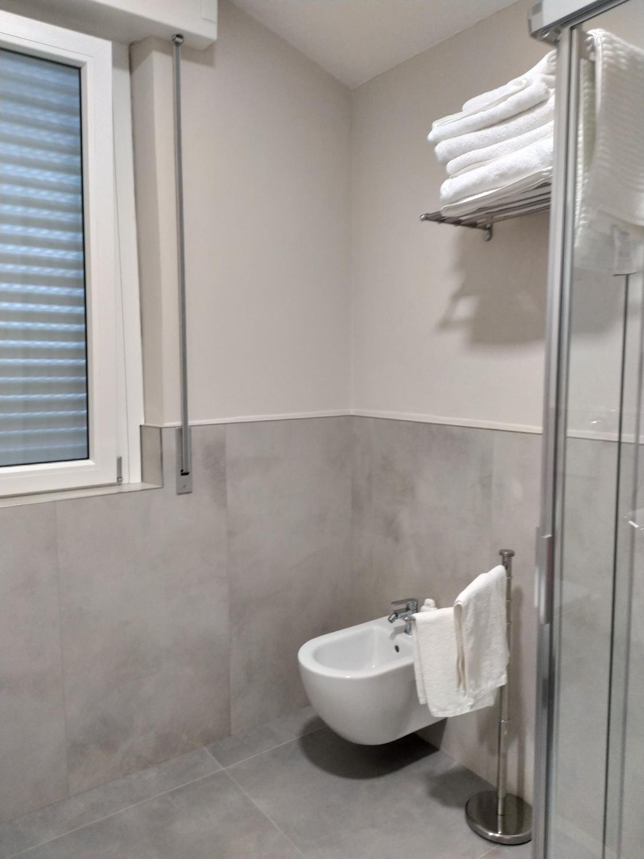 Quadruple Room with Private Bathroom - Photo 9