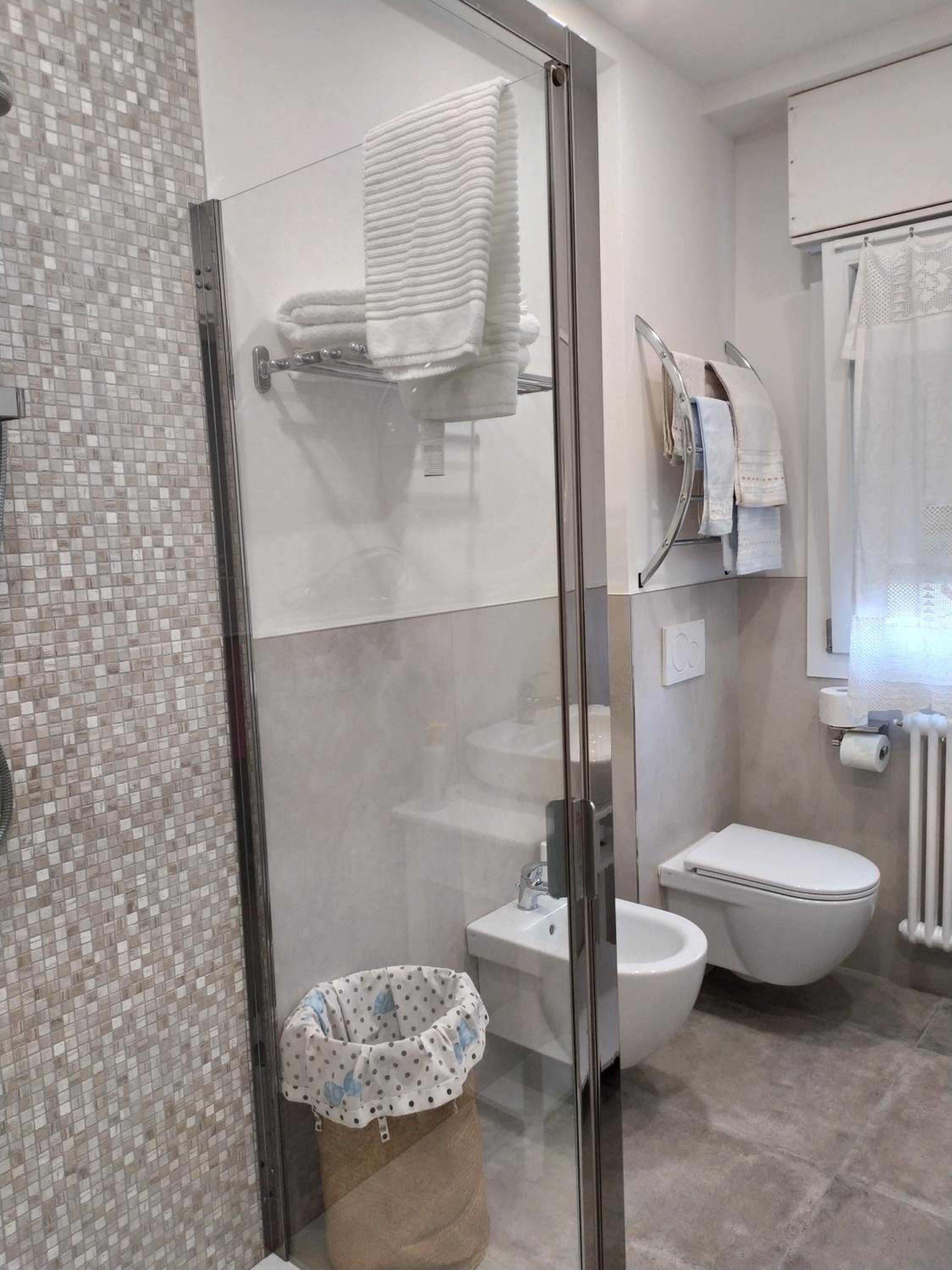 Large Double Room - Photo 6