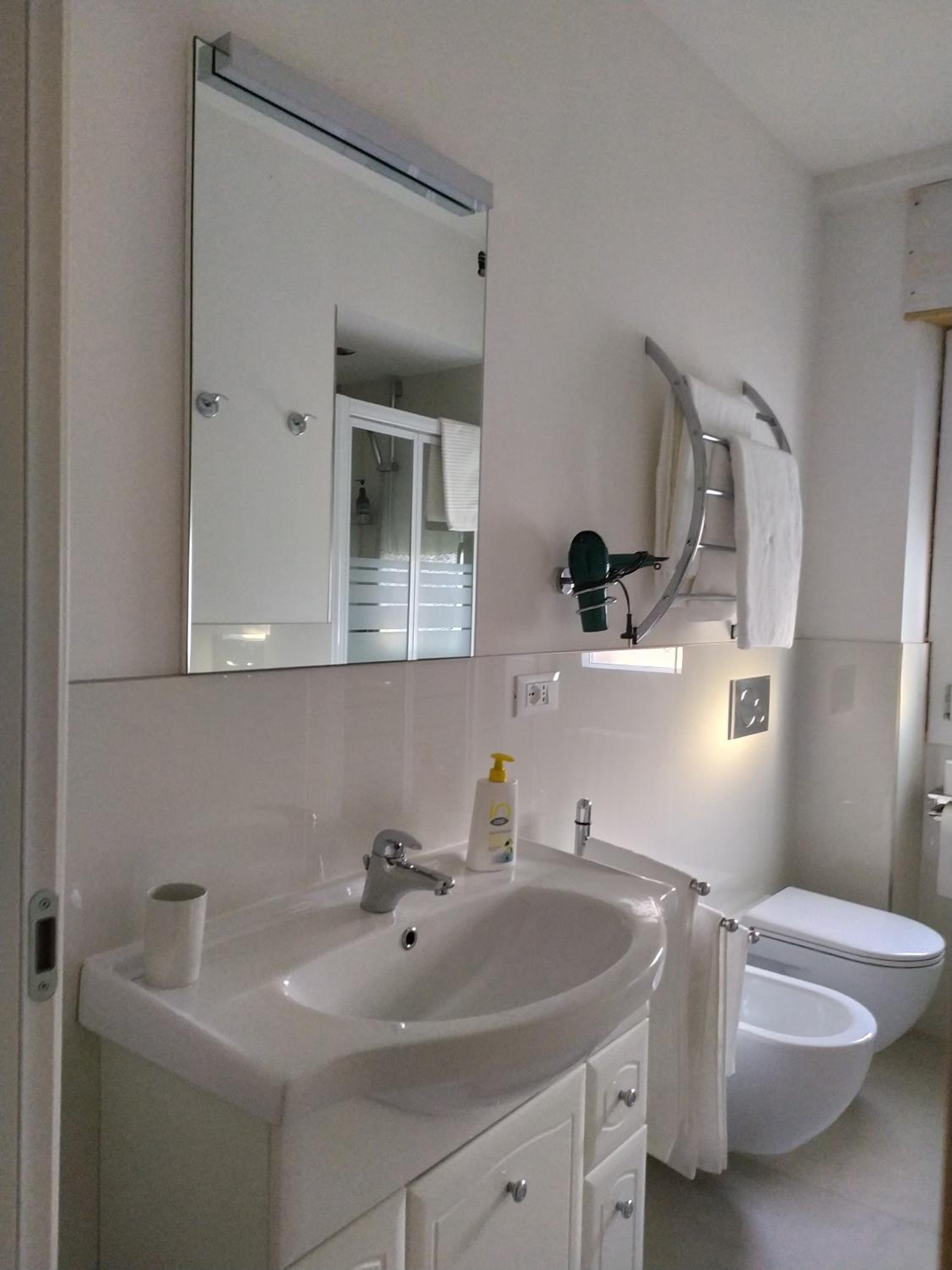 Double Room with Balcony - Photo 3