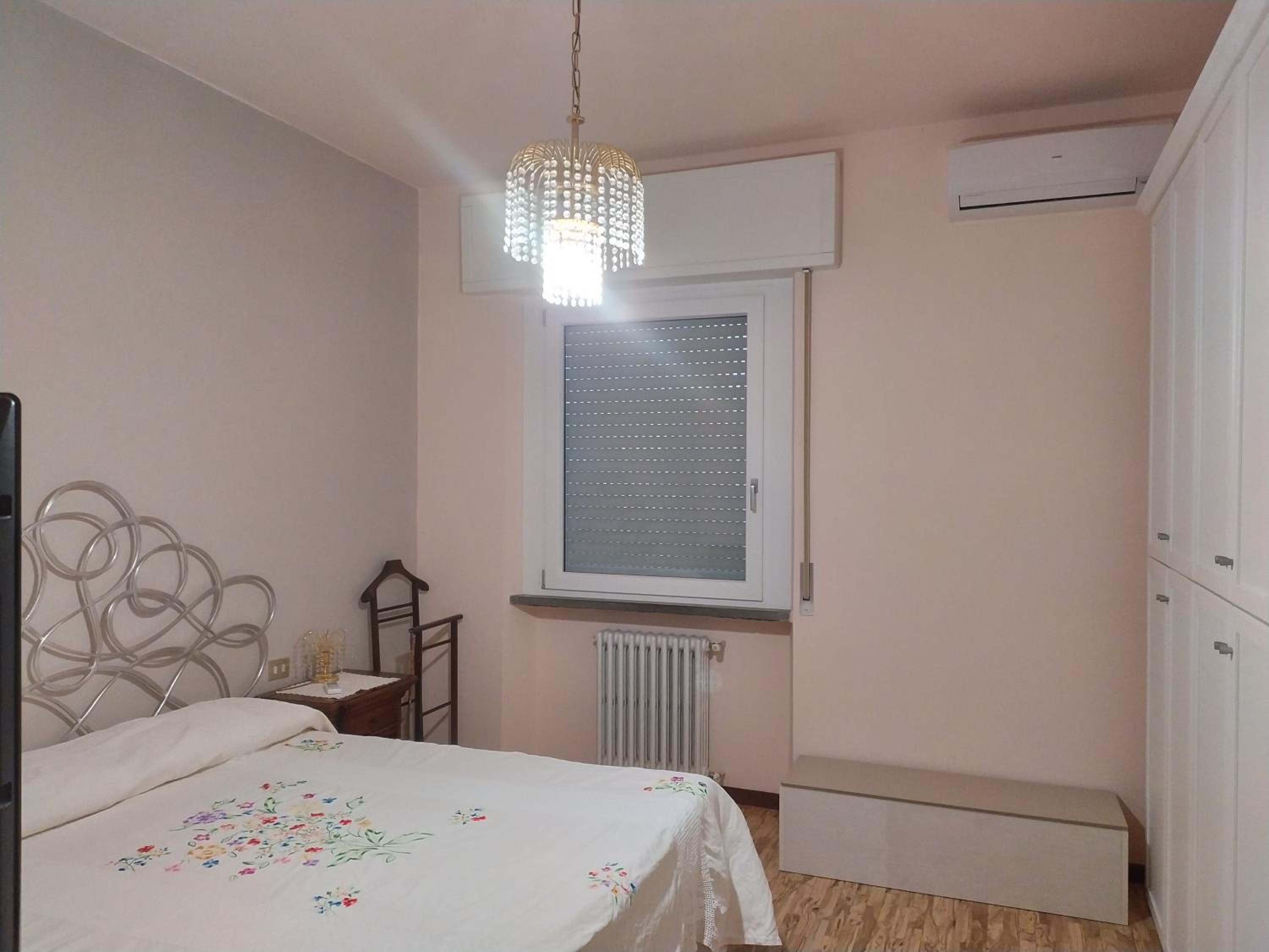 Large Double Room - Photo 7