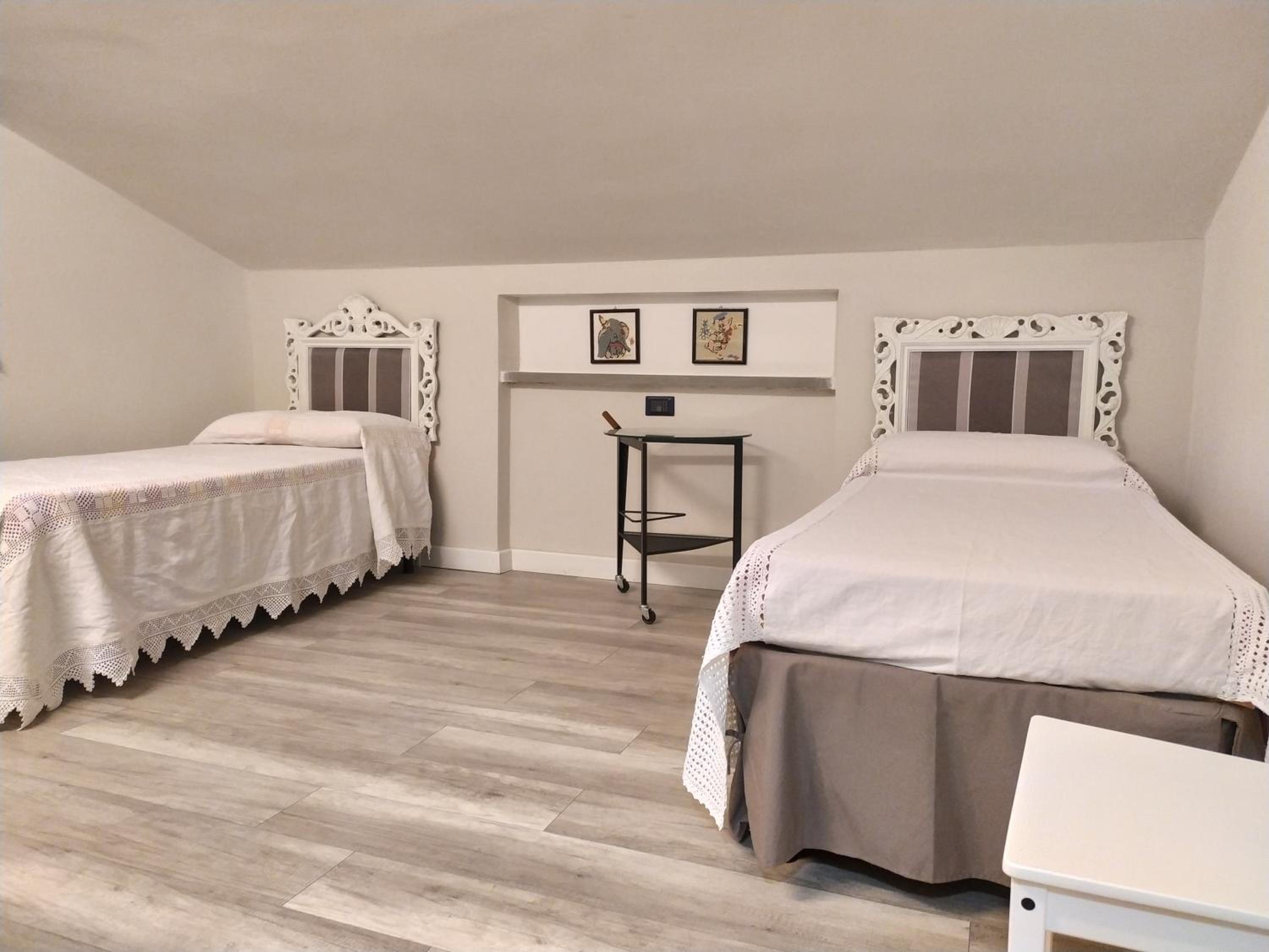 Quadruple Room with Private Bathroom - Photo 6