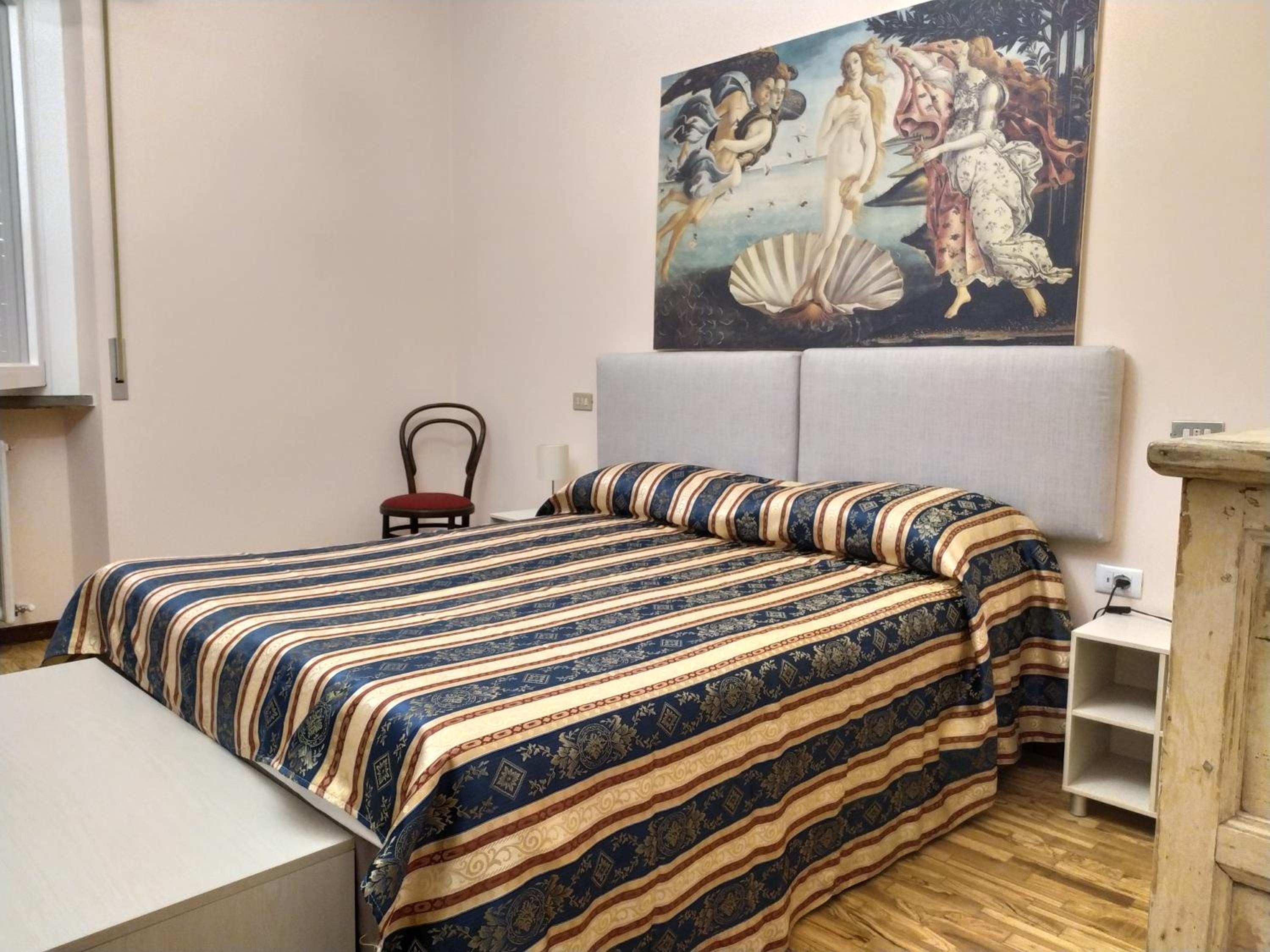 Large Double Room - Photo 2