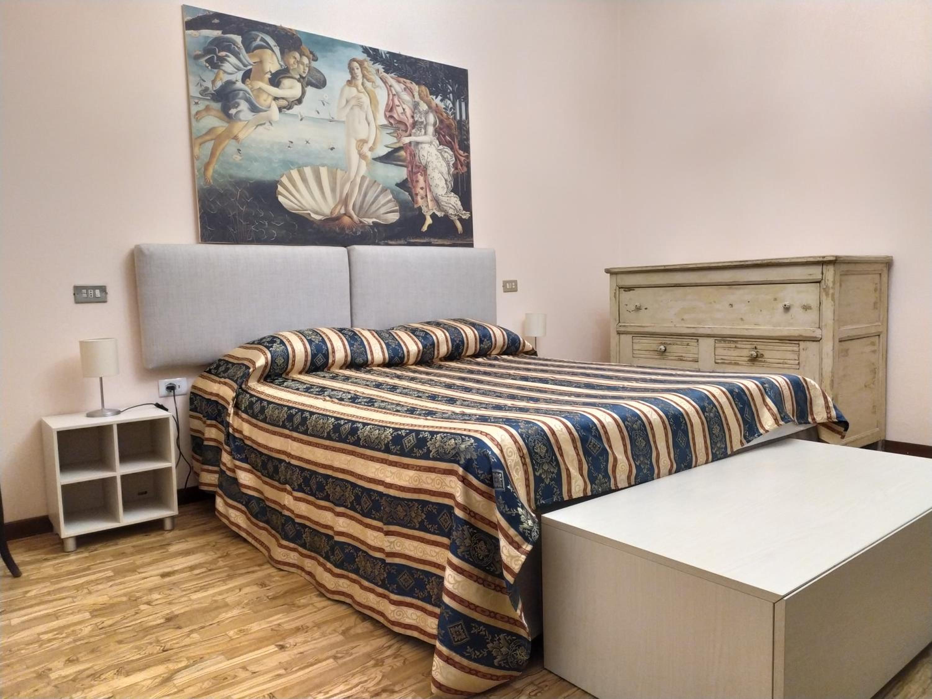 Large Double Room - Photo 3