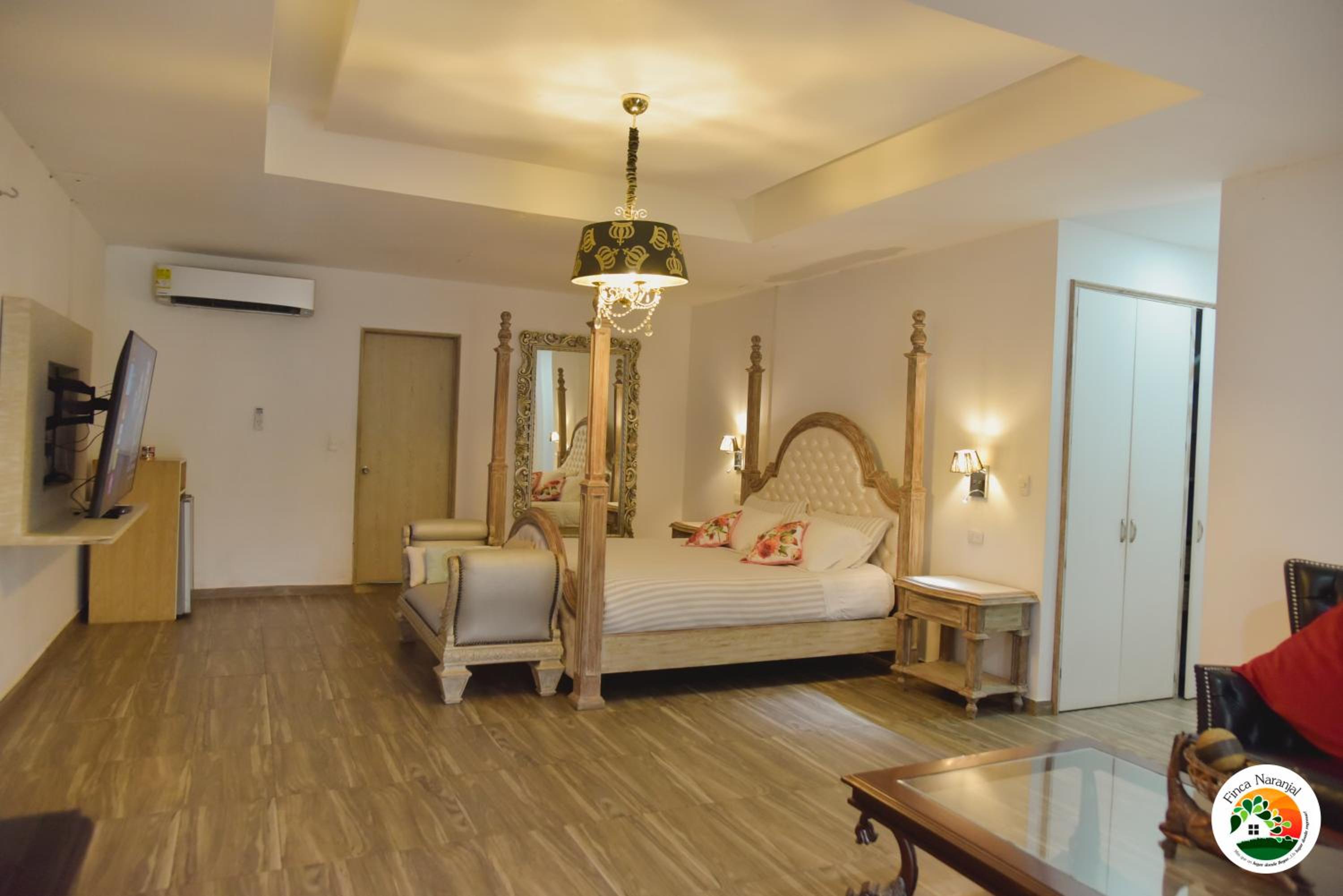 Deluxe Suite with Spa Bath photo 2