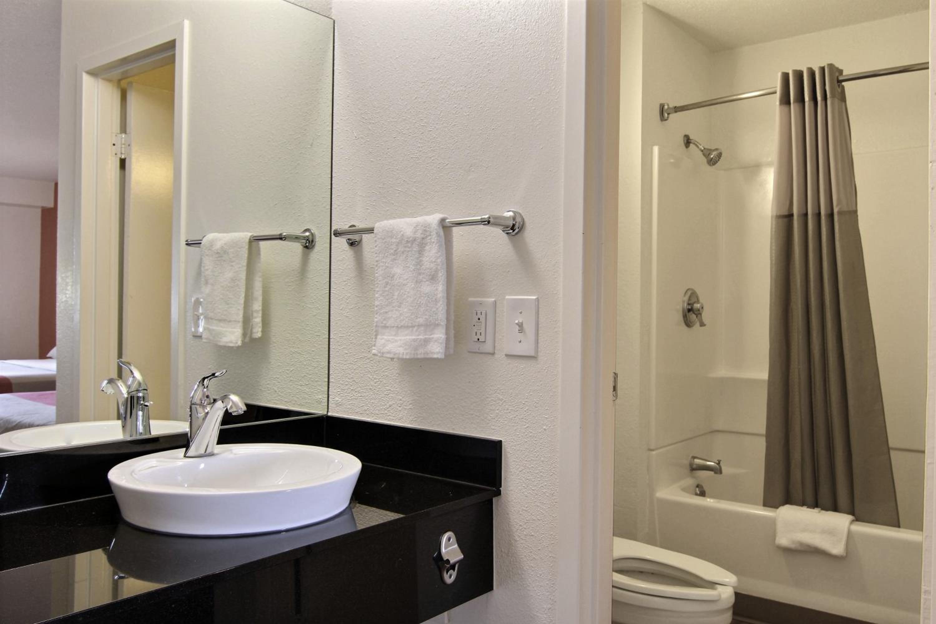 Deluxe Queen Room photo 2