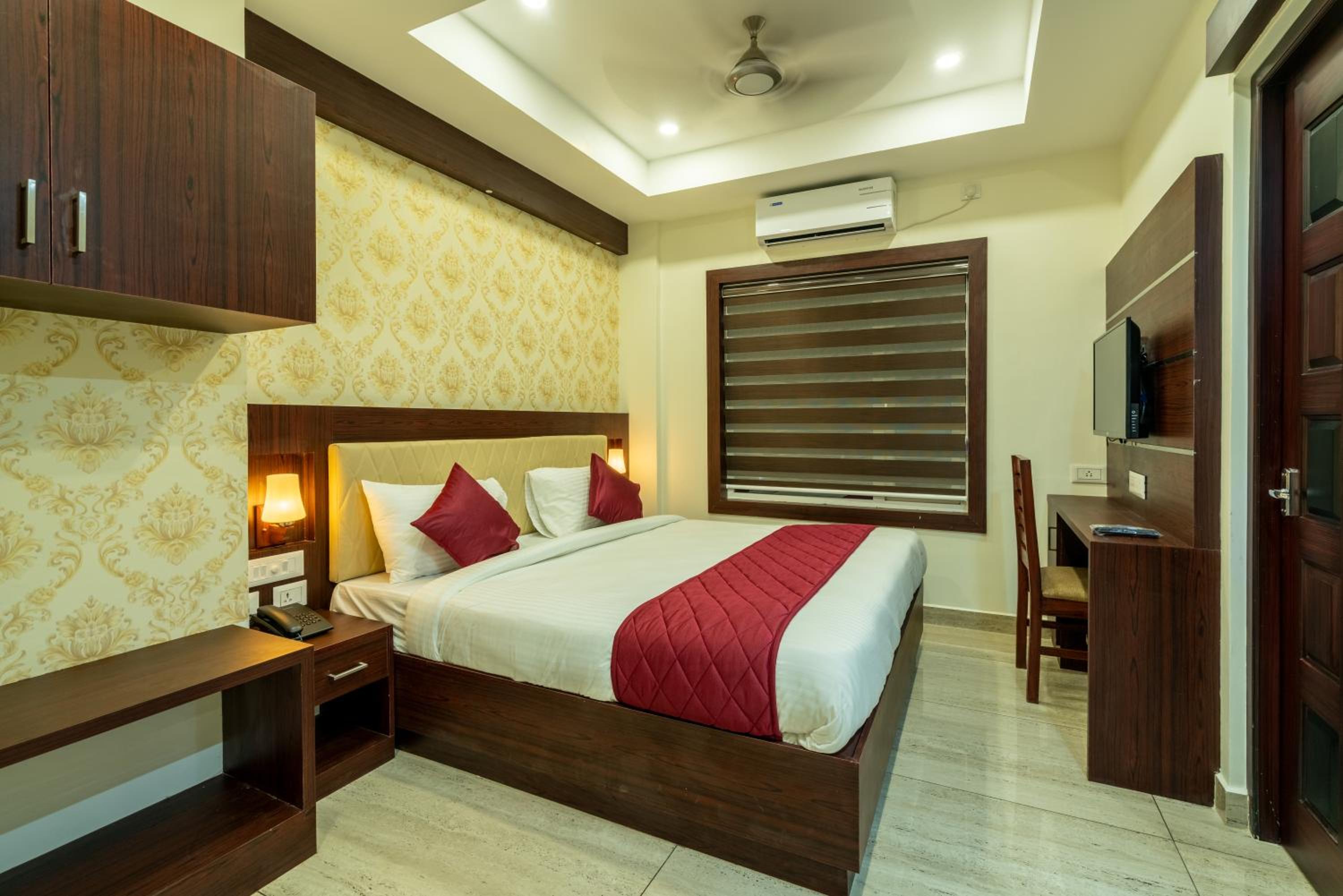 Deluxe Double Room - Photo 9