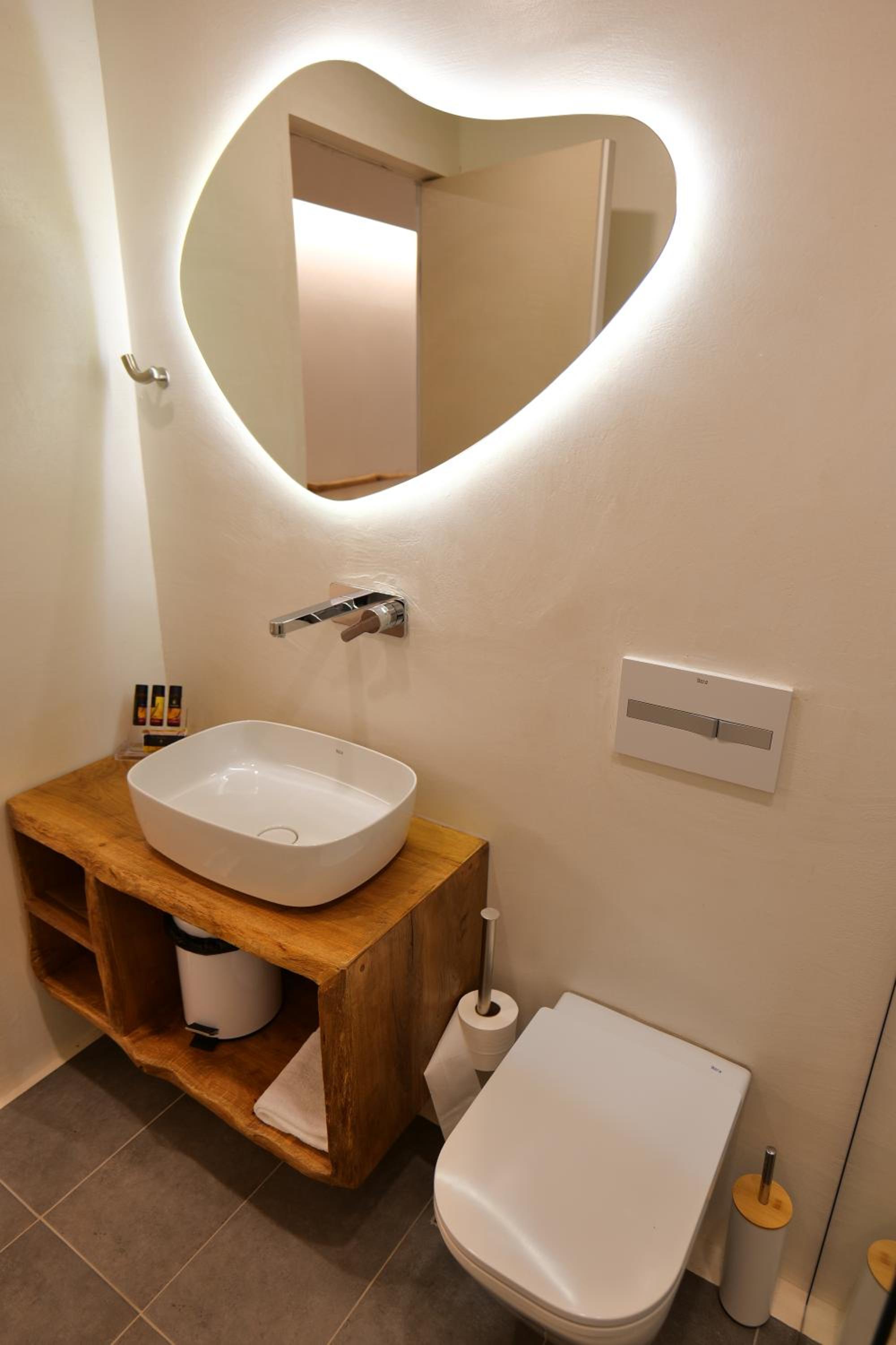 Deluxe Double Room (2 Adults + 1 Child) photo 3