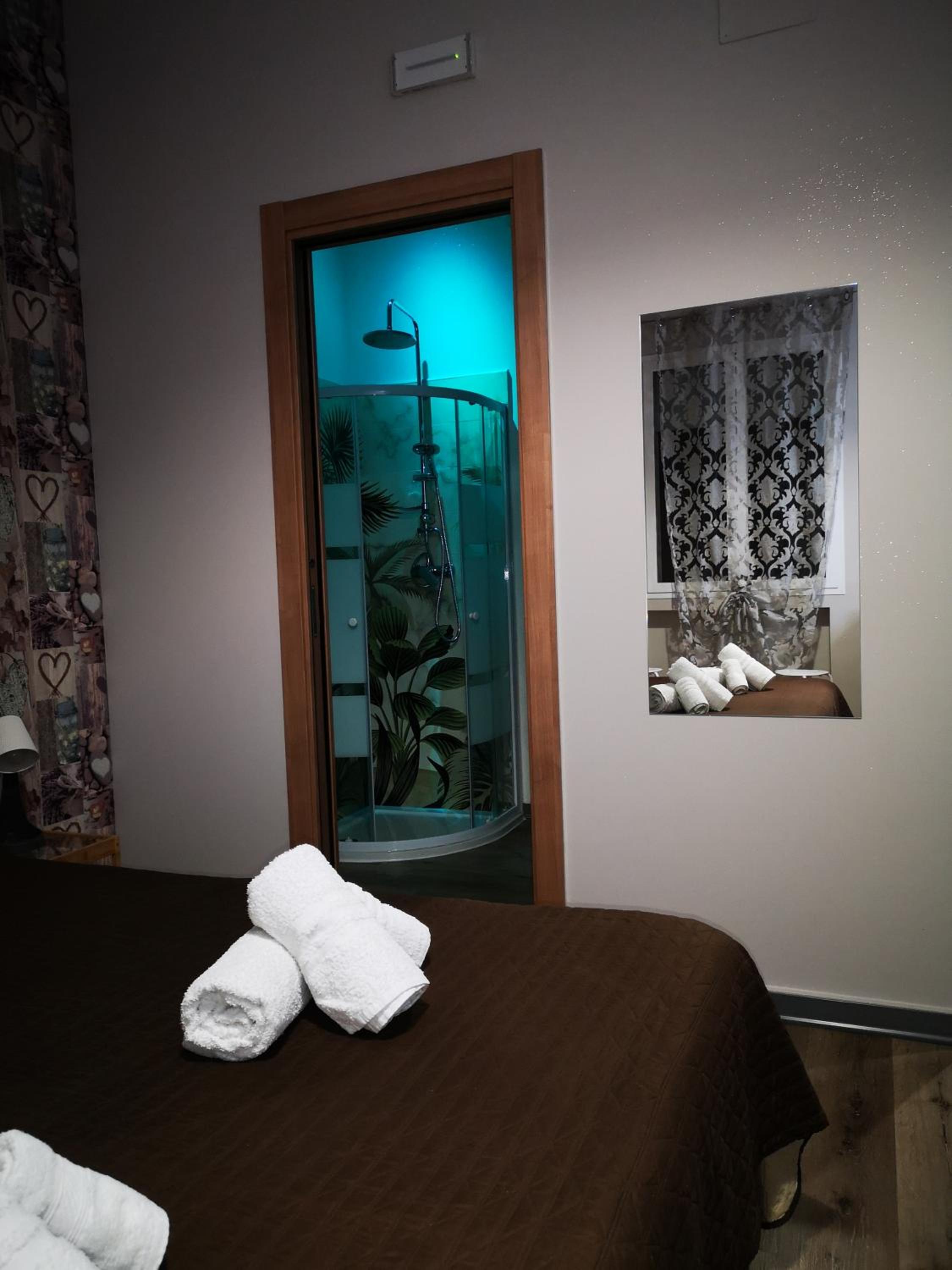 Deluxe Suite with Spa Bath - Photo 17
