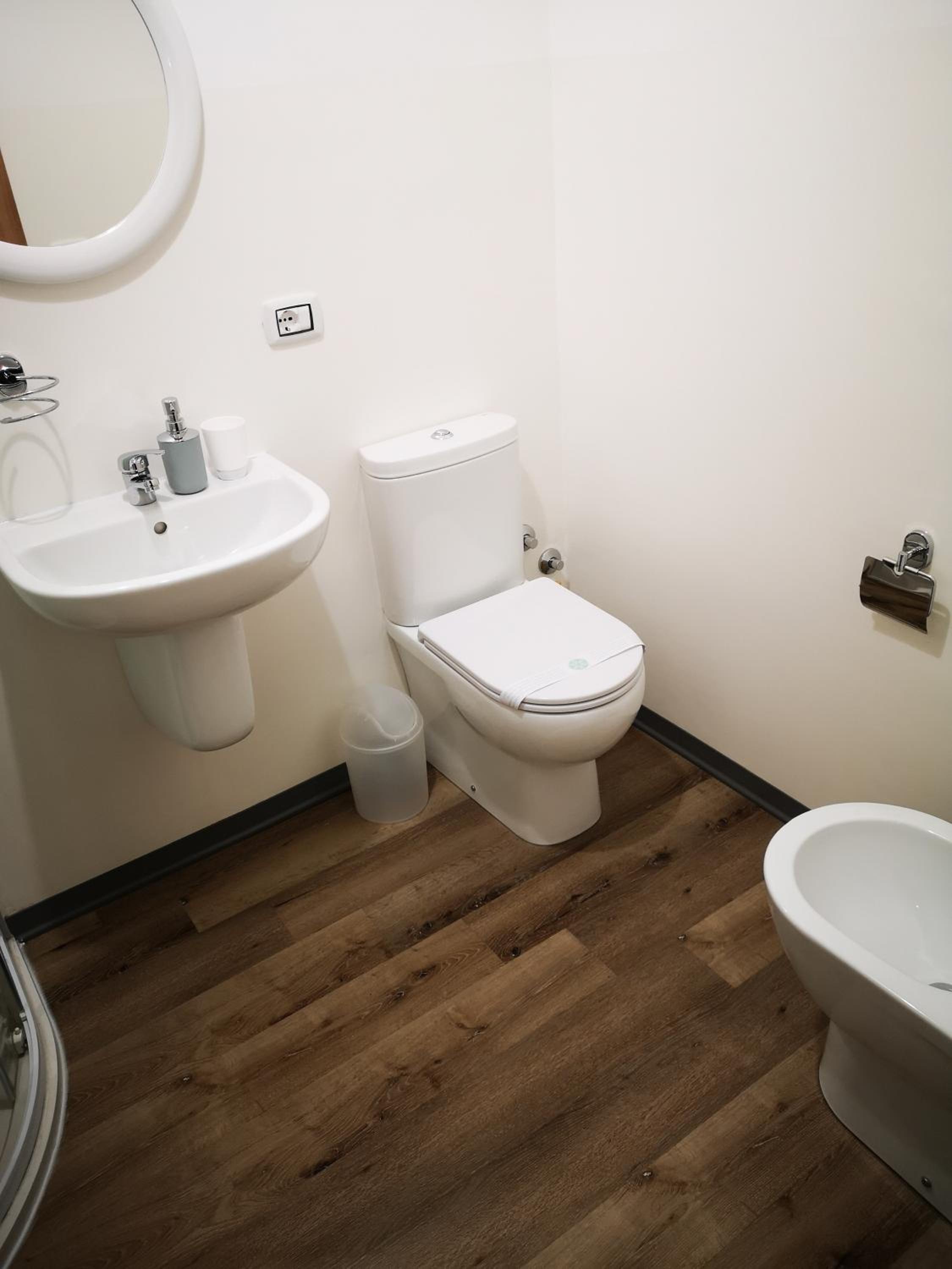 Deluxe Suite with Spa Bath - Photo 15